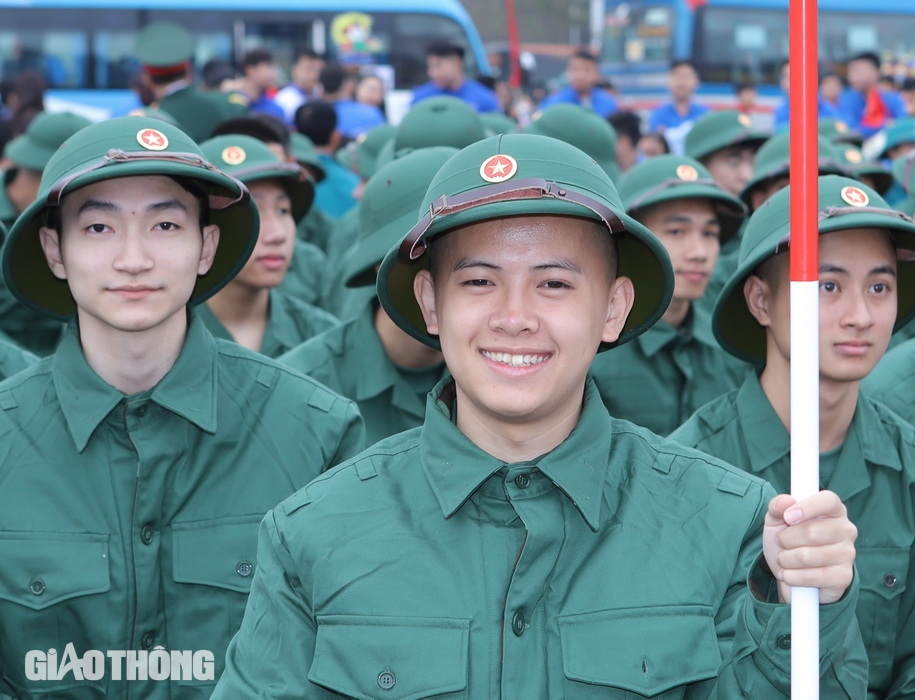 T&acirc;n binh chia tay người th&acirc;n phấn khởi l&ecirc;n đường nhập ngũ- Ảnh 12.