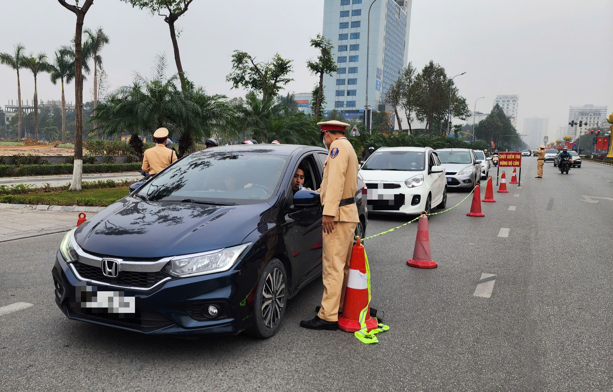 Bắc Ninh: Kiểm tra h&agrave;ng trăm t&agrave;i xế, CSGT kh&ocirc;ng ph&aacute;t hiện "ma men"- Ảnh 7.