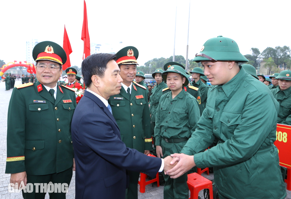 T&acirc;n binh chia tay người th&acirc;n phấn khởi l&ecirc;n đường nhập ngũ- Ảnh 2.