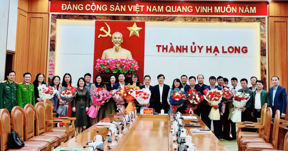 Quảng Ninh: H&agrave;ng loạt l&atilde;nh đạo cấp x&atilde; ở TP Hạ Long xin nghỉ hưu trước tuổi- Ảnh 1.