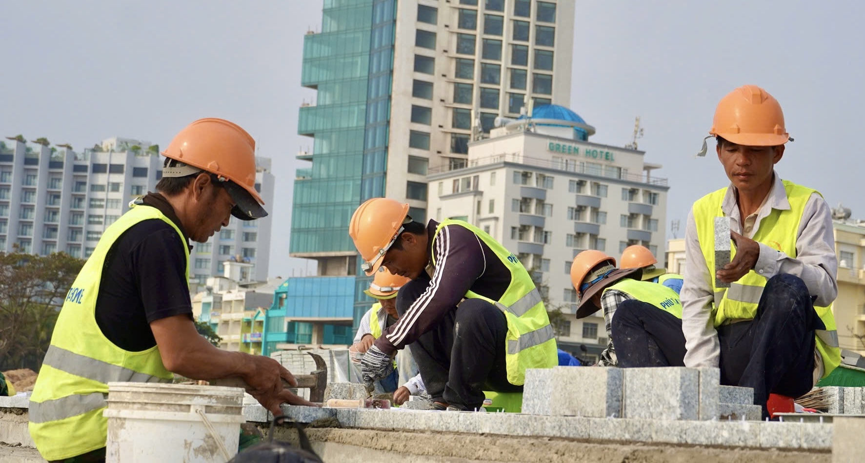 Th&ecirc;m gần 1.000 nh&acirc;n sự, m&aacute;y m&oacute;c đua tiến độ chỉnh trang đường Thuỳ V&acirc;n B&atilde;i Sau- Ảnh 1.