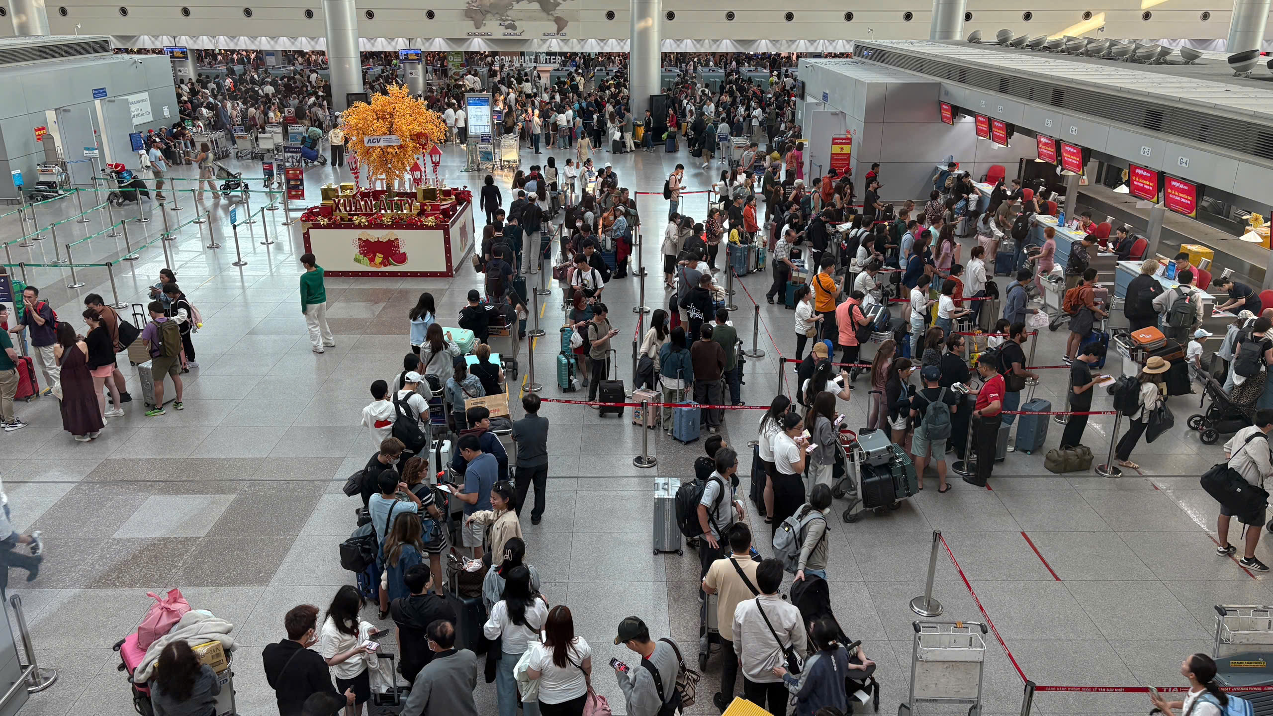 S&acirc;n bay T&acirc;n Sơn Nhất phục vụ hơn 4 triệu h&agrave;nh kh&aacute;ch cao điểm Tết 2025- Ảnh 1.