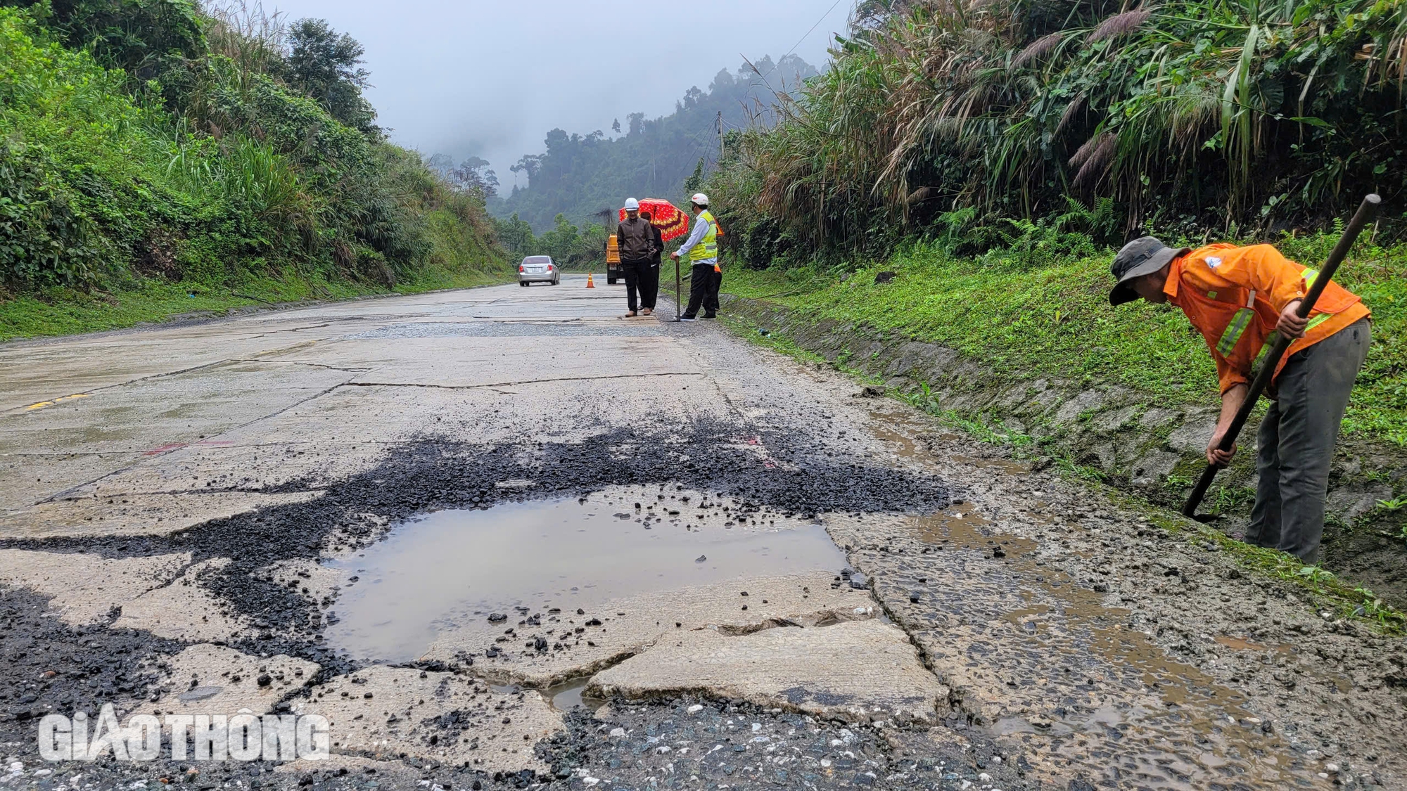 Đ&egrave;o L&ograve; Xo tr&ecirc;n đường Hồ Ch&iacute; Minh xuống cấp nghi&ecirc;m trọng- Ảnh 4.