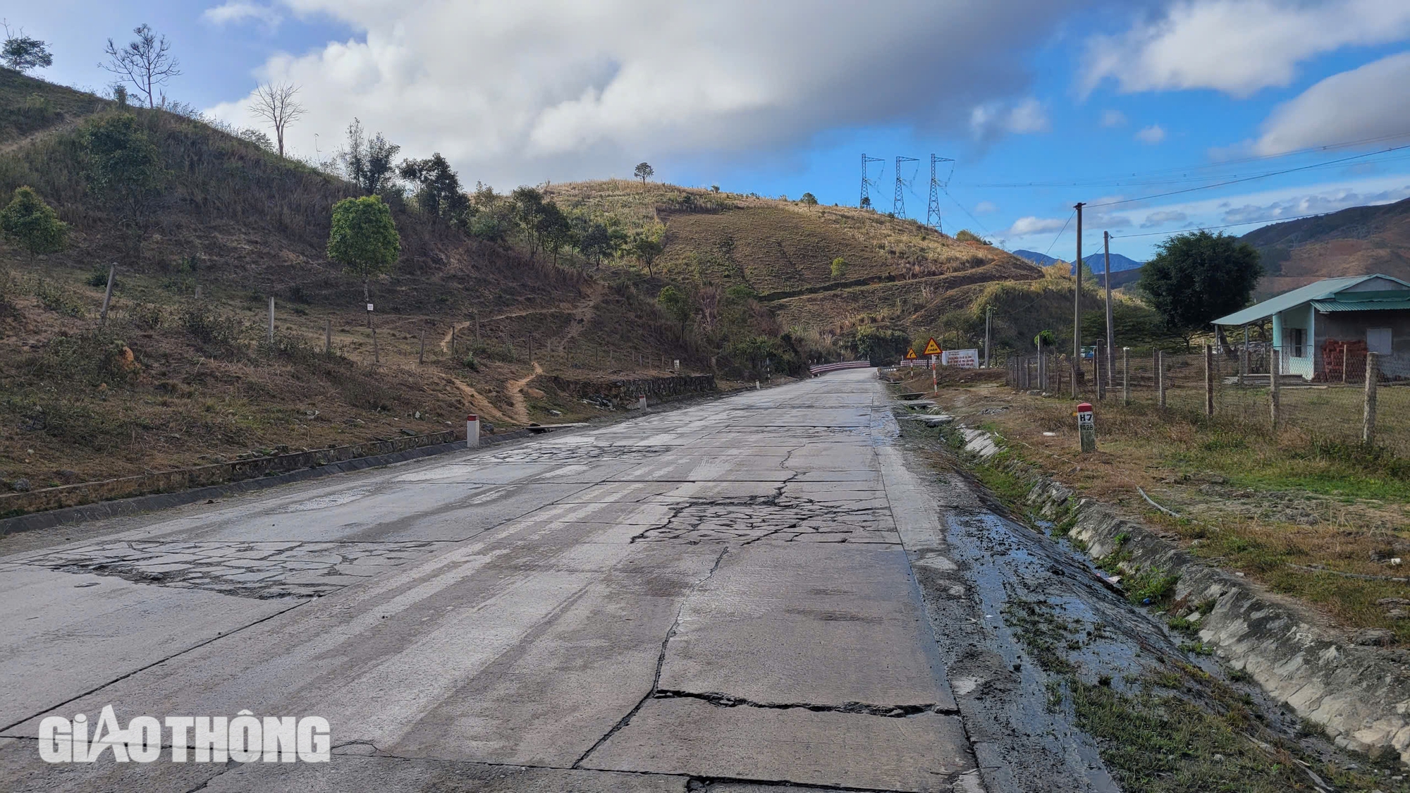 Đ&egrave;o L&ograve; Xo tr&ecirc;n đường Hồ Ch&iacute; Minh xuống cấp nghi&ecirc;m trọng- Ảnh 5.