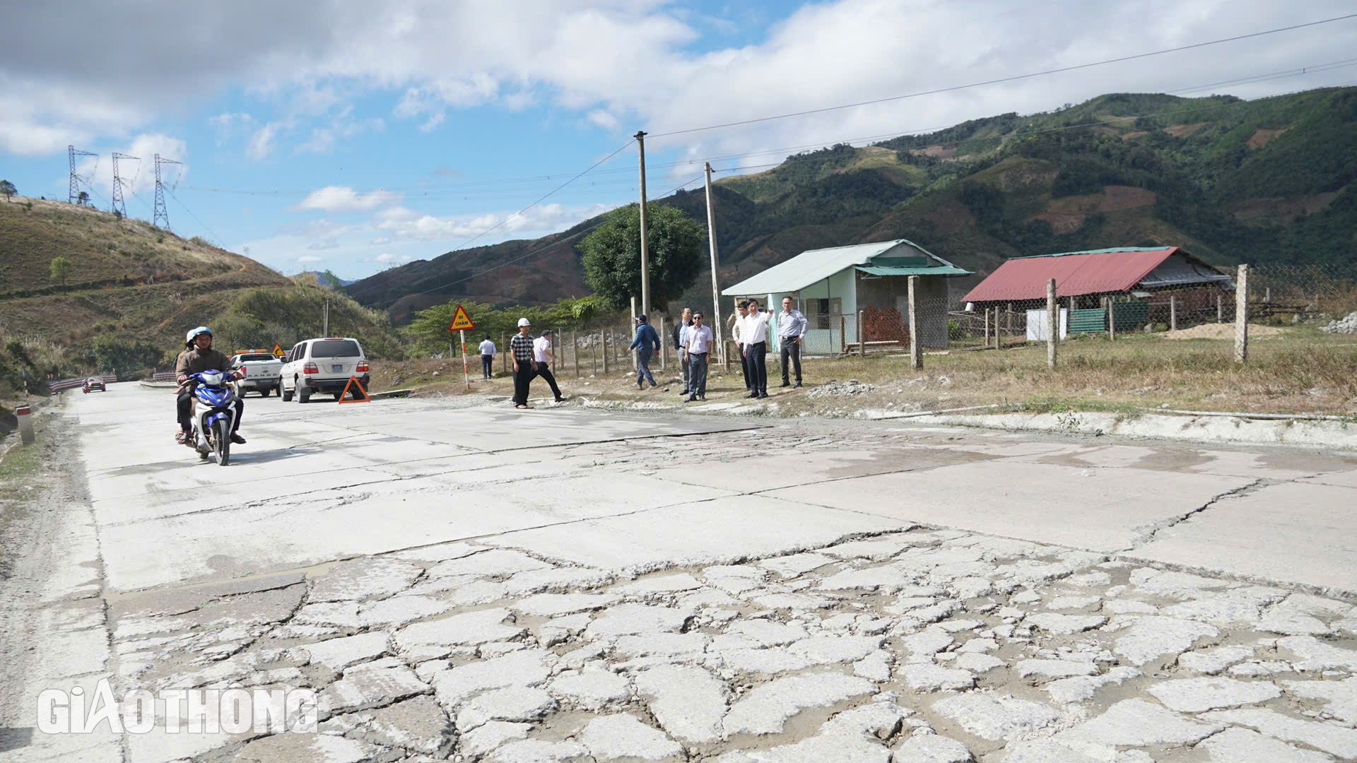 Đ&egrave;o L&ograve; Xo tr&ecirc;n đường Hồ Ch&iacute; Minh xuống cấp nghi&ecirc;m trọng- Ảnh 8.
