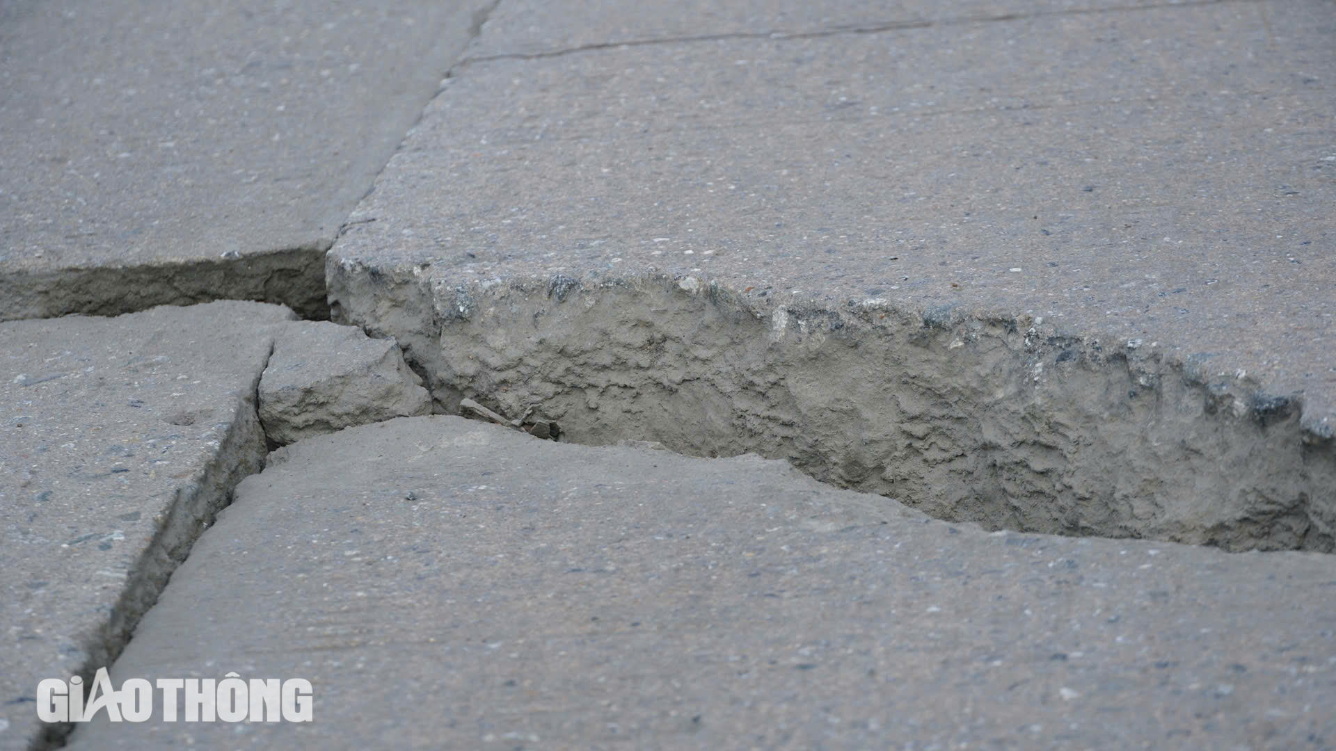 Đ&egrave;o L&ograve; Xo tr&ecirc;n đường Hồ Ch&iacute; Minh xuống cấp nghi&ecirc;m trọng- Ảnh 9.