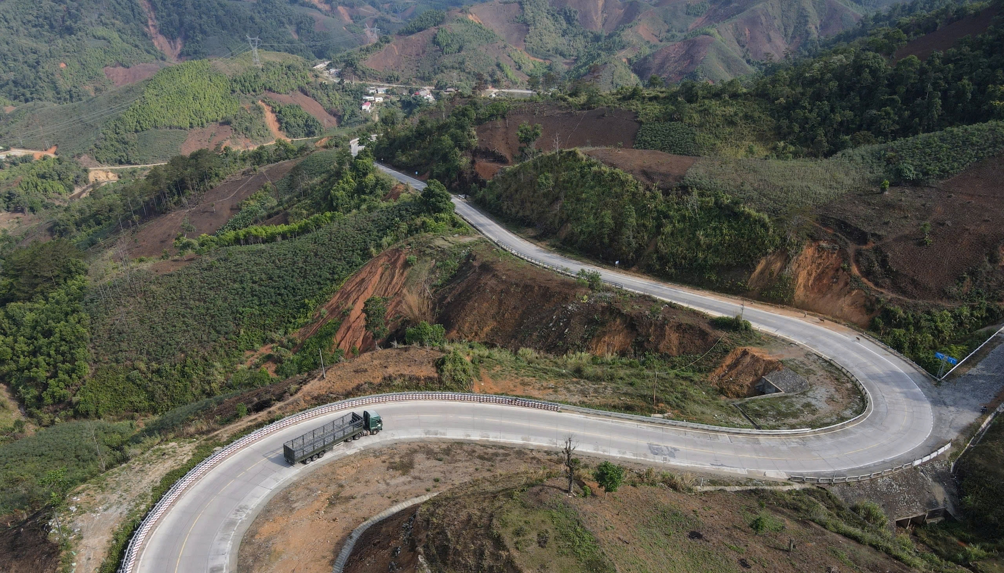 Đ&egrave;o L&ograve; Xo tr&ecirc;n đường Hồ Ch&iacute; Minh xuống cấp nghi&ecirc;m trọng- Ảnh 1.