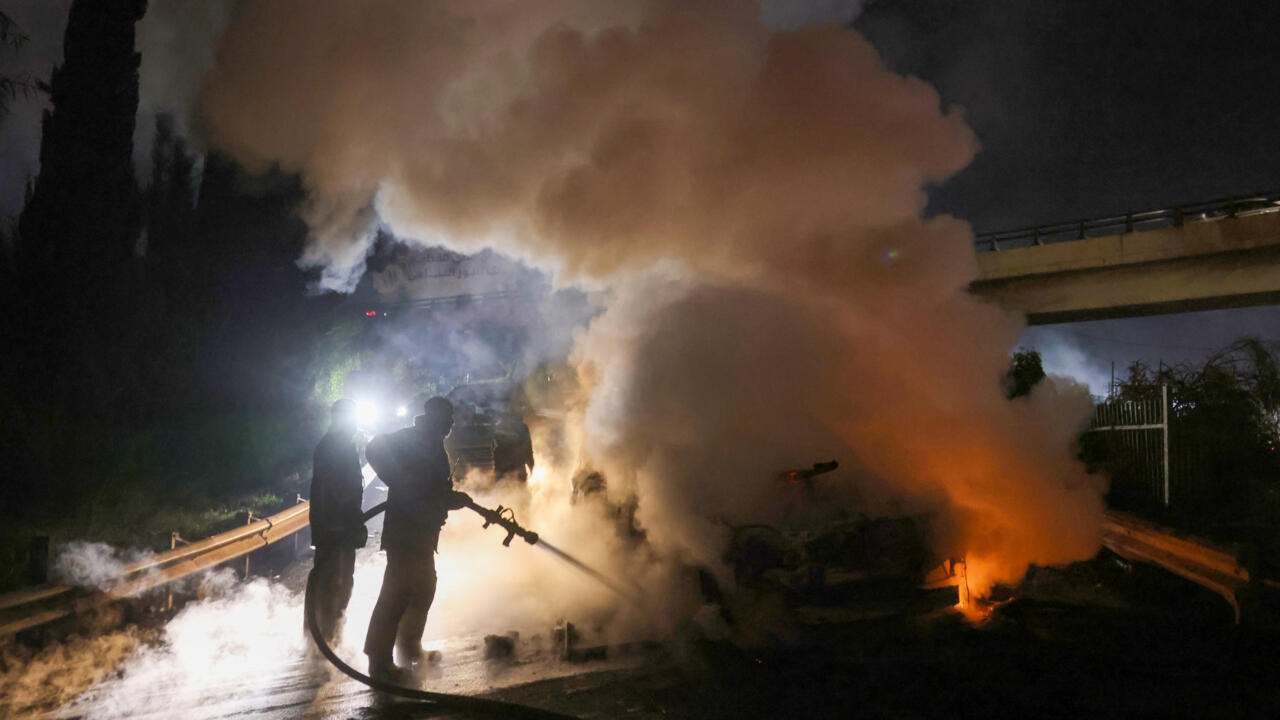 Người biểu t&igrave;nh ủng hộ lực lượng Hezbollah đốt ph&aacute; đo&agrave;n xe của LHQ ở Lebanon- Ảnh 1.