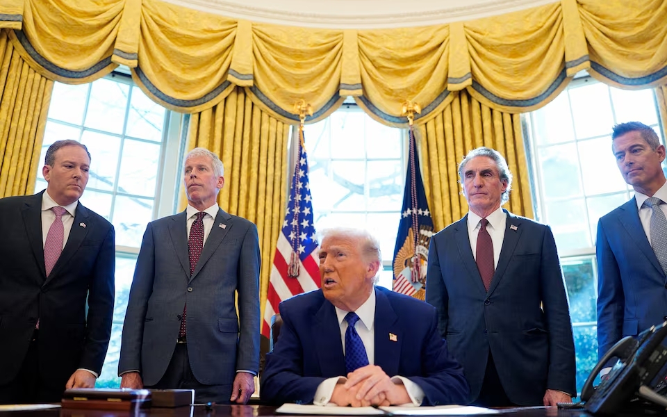 Tổng thống Mỹ Donald Trump muốn &aacute;p thuế với &ocirc; t&ocirc; nhập khẩu từ đầu th&aacute;ng 4