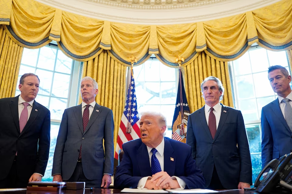 Tổng thống Mỹ Donald Trump muốn &aacute;p thuế với &ocirc; t&ocirc; nhập khẩu từ đầu th&aacute;ng 4- Ảnh 1.