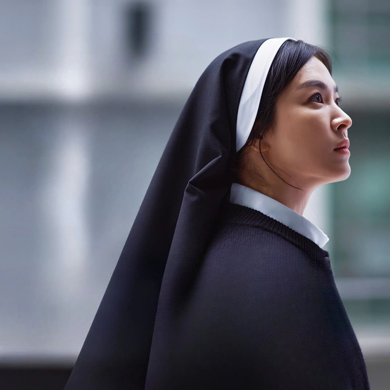 Song Hye Kyo v&agrave;o vai nữ tu b&oacute;ng tối trong phim kinh dị sắp chiếu tại Việt Nam- Ảnh 3.