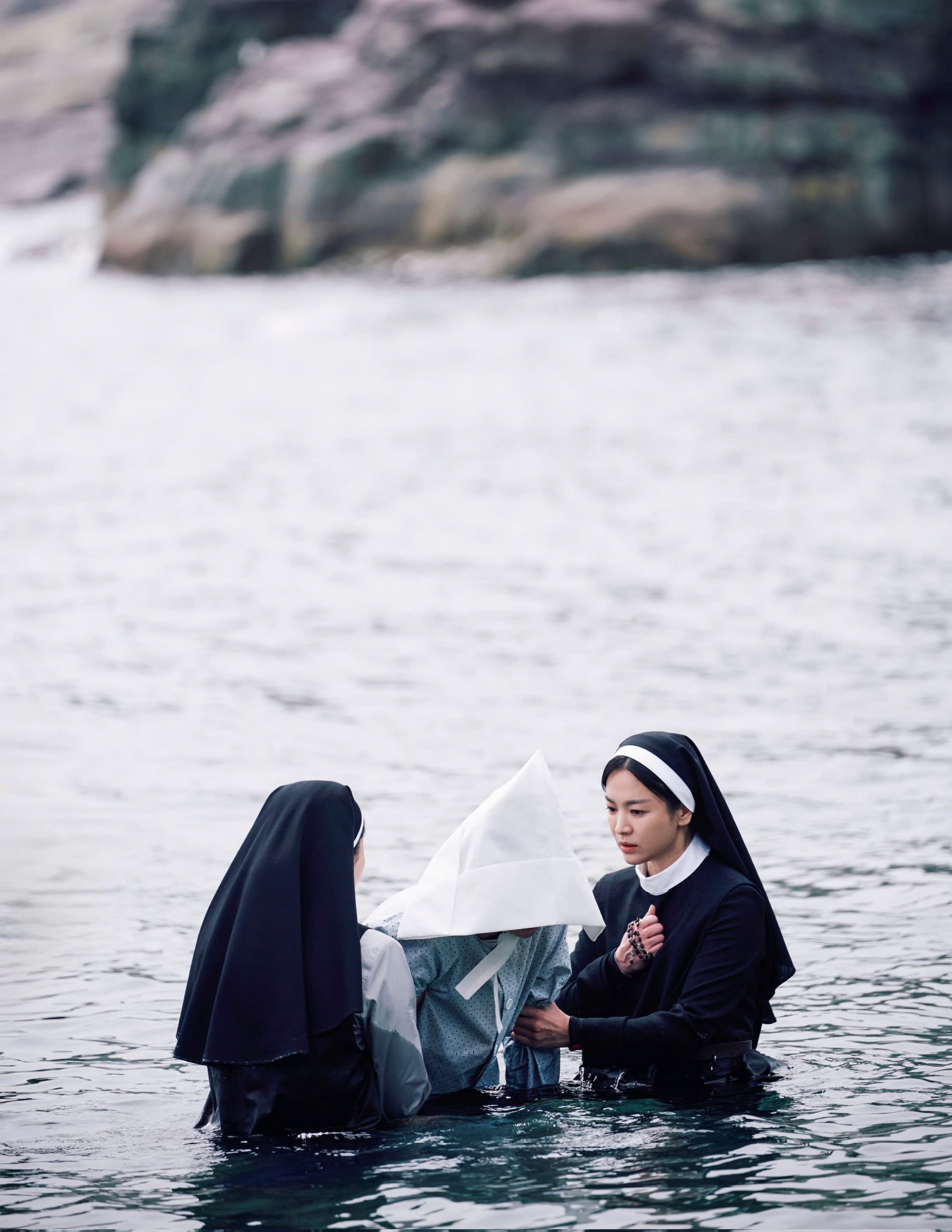 Song Hye Kyo v&agrave;o vai nữ tu b&oacute;ng tối trong phim kinh dị sắp chiếu tại Việt Nam- Ảnh 4.