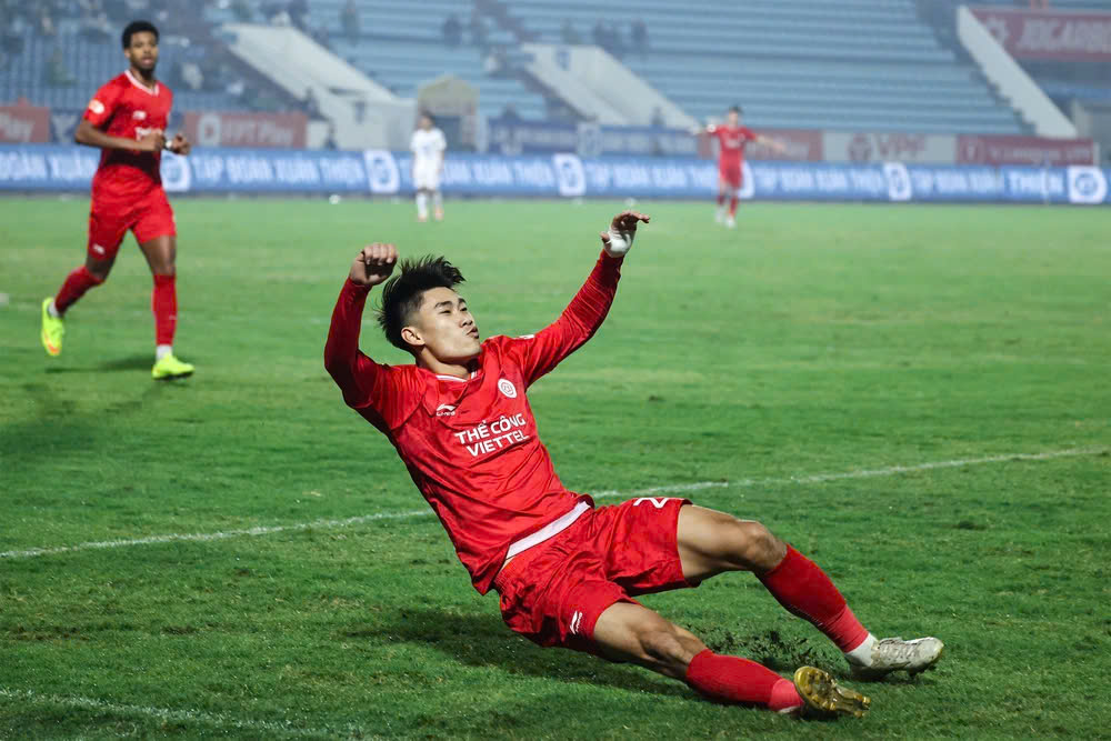 Li&ecirc;n tục ghi b&agrave;n ở V-League, người h&ugrave;ng SEA Games sẽ lọt tầm ngắm của HLV Kim Sang-sik?- Ảnh 2.