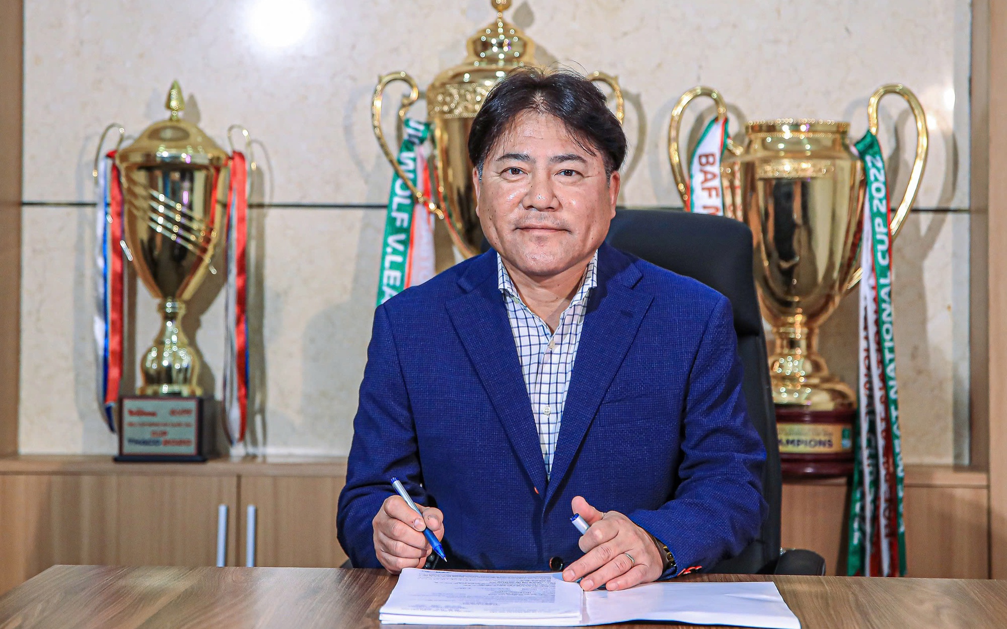 Đội b&oacute;ng nh&agrave; gi&agrave;u V-League ch&iacute;nh thức ra mắt thầy cũ của sao Liverpool