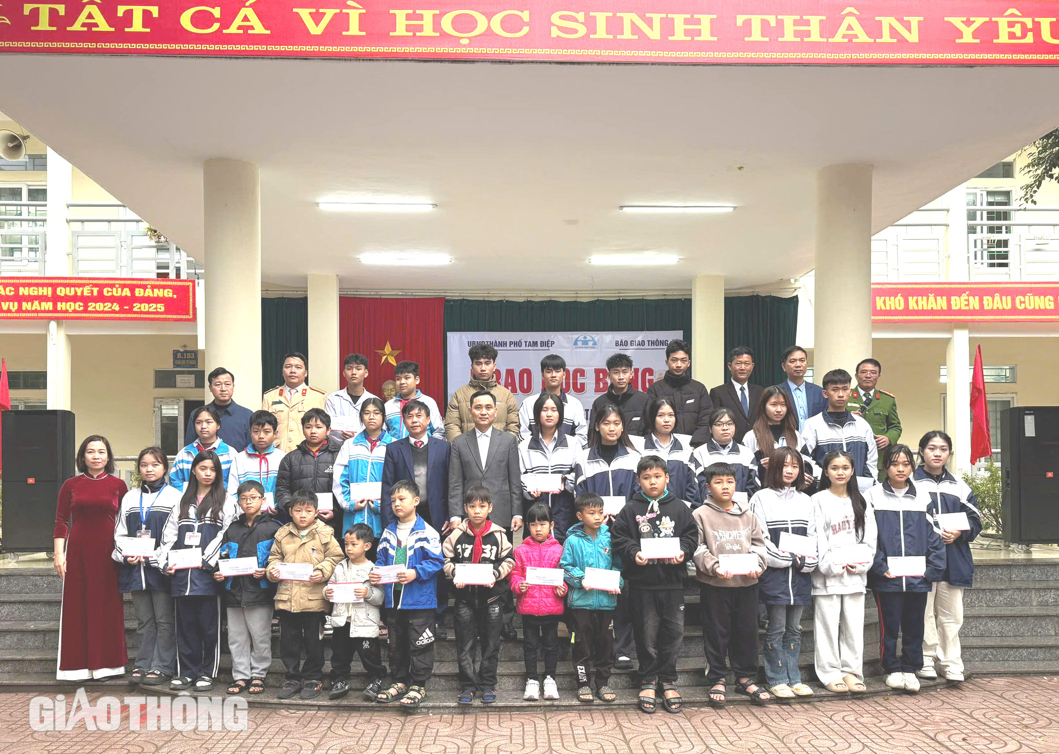 B&aacute;o Giao th&ocirc;ng trao 42 suất học bổng tới con em nạn nh&acirc;n TNGT ở Ninh B&igrave;nh- Ảnh 4.