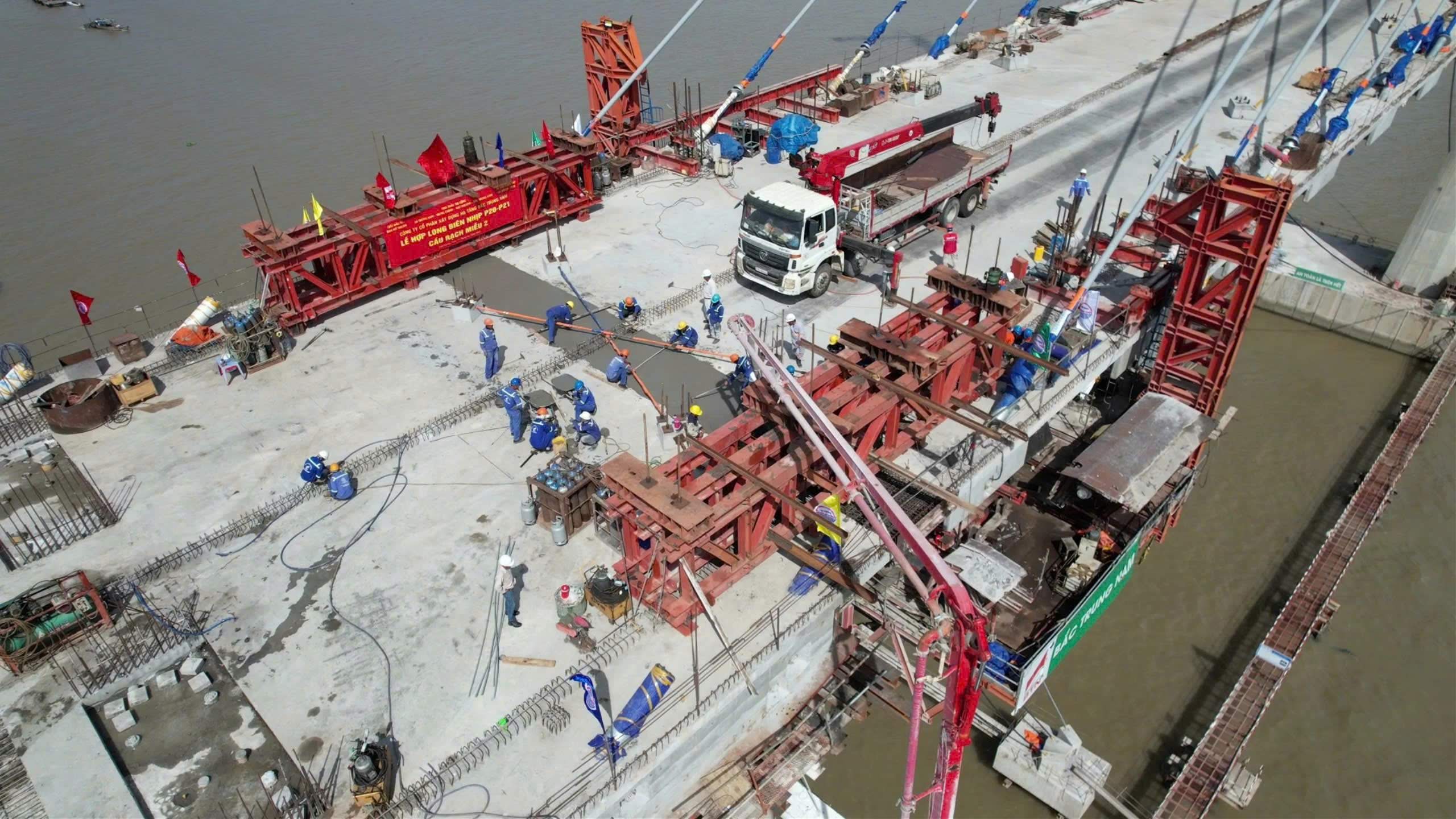 Hợp long bi&ecirc;n cầu Rạch Miễu 2 vượt kế hoạch hơn 2 th&aacute;ng- Ảnh 2.