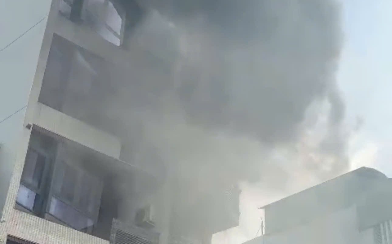 Ch&aacute;y nh&agrave; 4 tầng cho thu&ecirc; trọ ở TP.HCM, h&agrave;ng chục người hoảng loạn th&aacute;o chạy