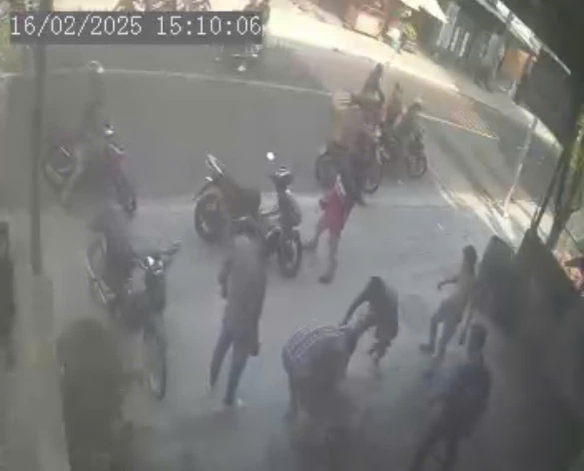 C&ocirc;ng an truy t&igrave;m nh&oacute;m người đ&aacute;nh hội đồng một người giữa đường phố B&igrave;nh Dương- Ảnh 1.