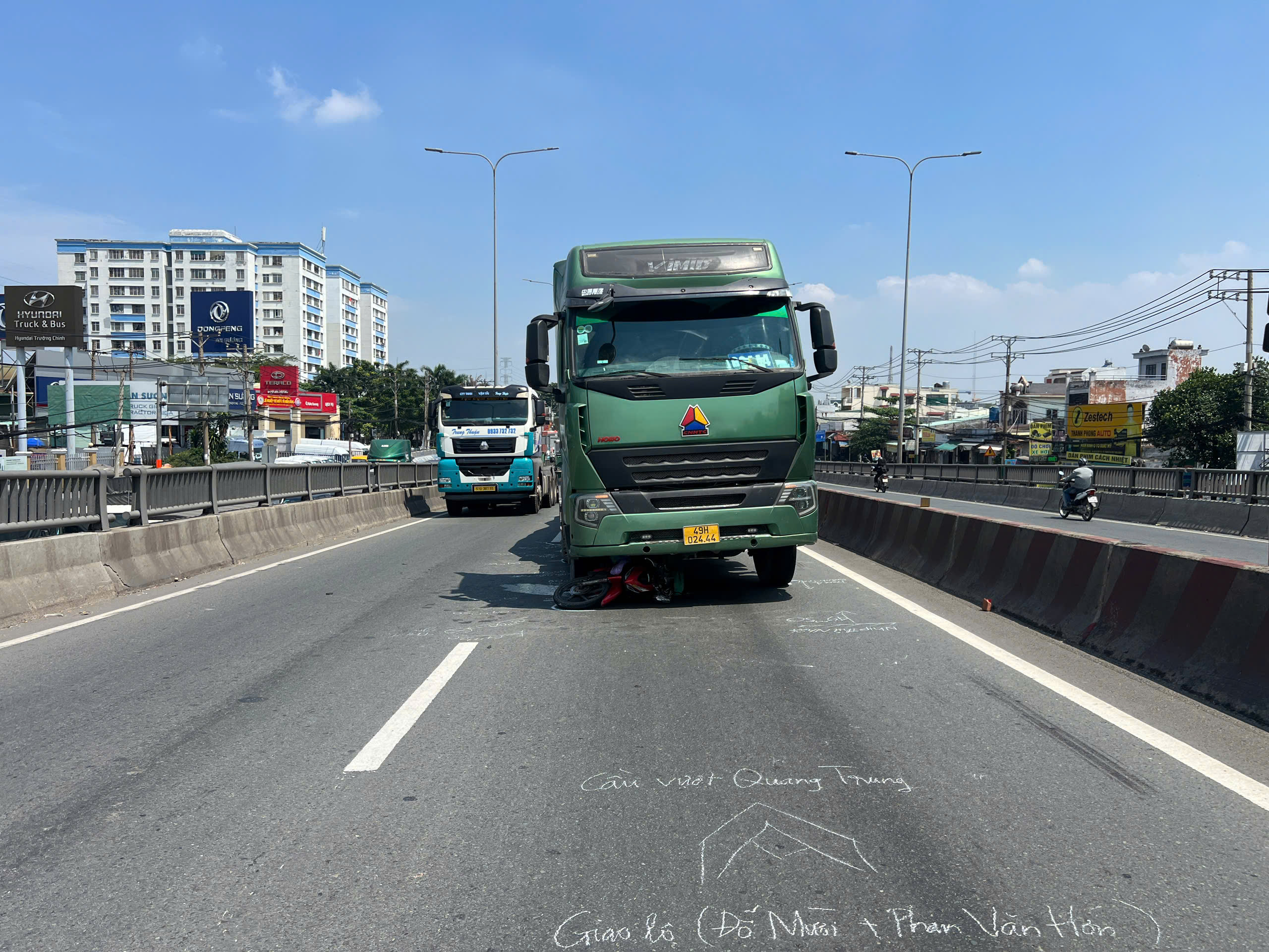 Xe đầu k&eacute;o va chạm xe m&aacute;y tr&ecirc;n cầu vượt, người đ&agrave;n &ocirc;ng tử vong- Ảnh 1.