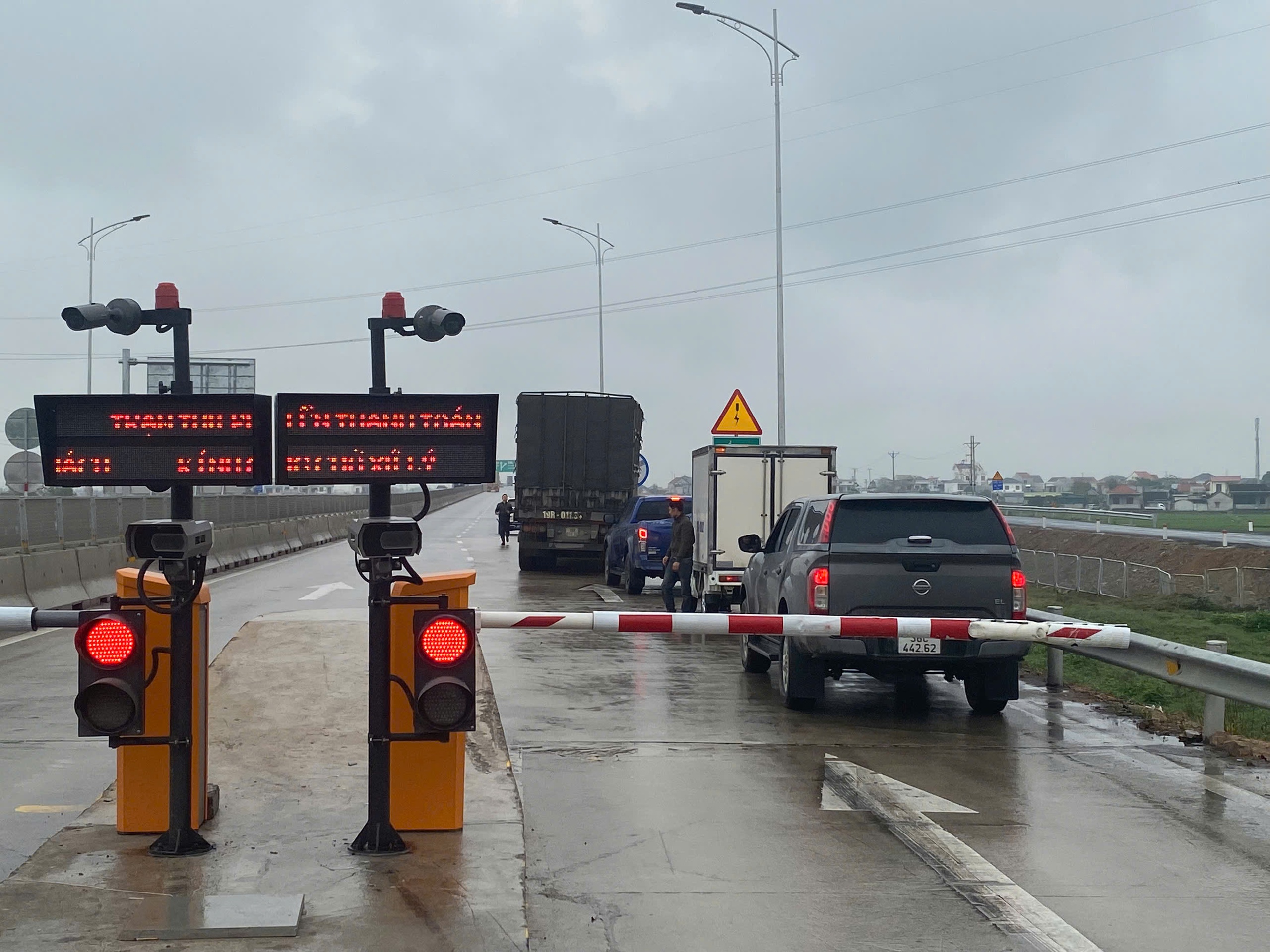 Nguy cơ ách tắc cao tốc Diễn Châu - Bãi Vọt vì tài xế quên nộp tiền vào tài khoản VETC- Ảnh 3. Nguy cơ ách tắc cao tốc Diễn Châu - Bãi Vọt vì tài xế quên nộp tiền vào tài khoản VETC- Ảnh 3.