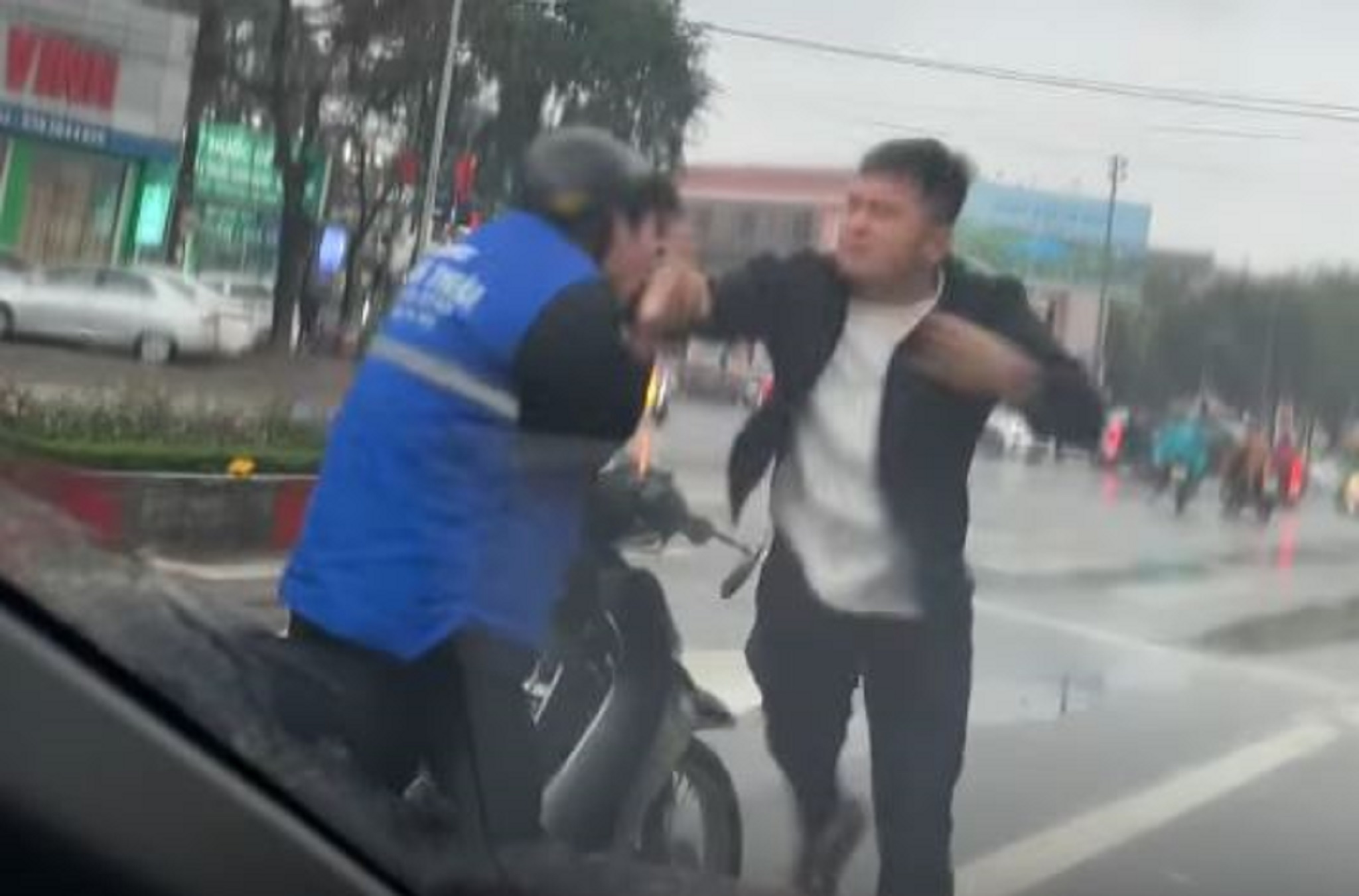 C&ocirc;ng an v&agrave;o cuộc vụ người đ&agrave;n &ocirc;ng đ&aacute;nh thanh ni&ecirc;n giữa đường- Ảnh 1.