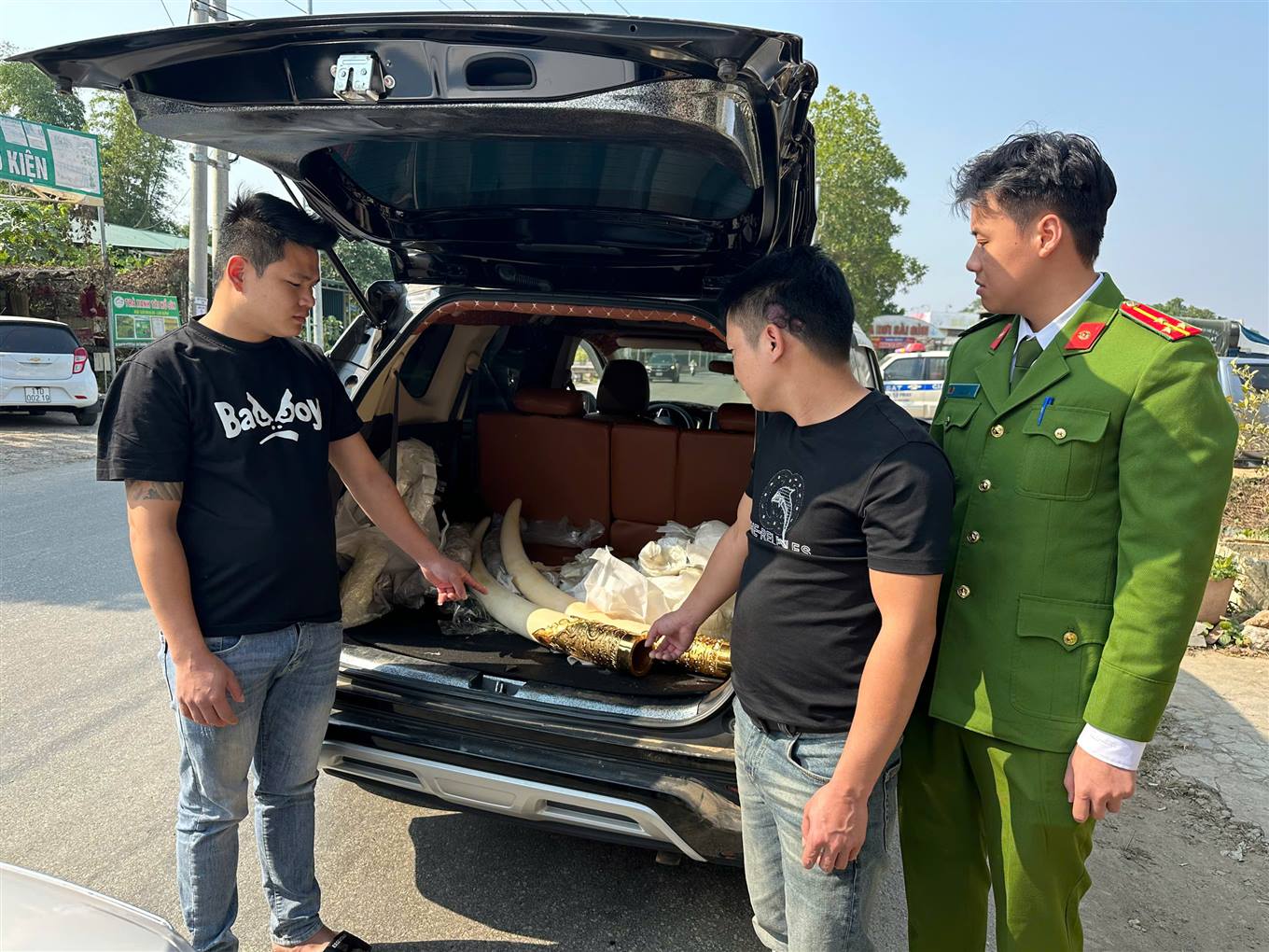 3 người bị bắt vì vận chuyển, buôn bán ngà voi tại Cao Bằng- Ảnh 1. 3 người bị bắt vì vận chuyển, buôn bán ngà voi tại Cao Bằng- Ảnh 1.