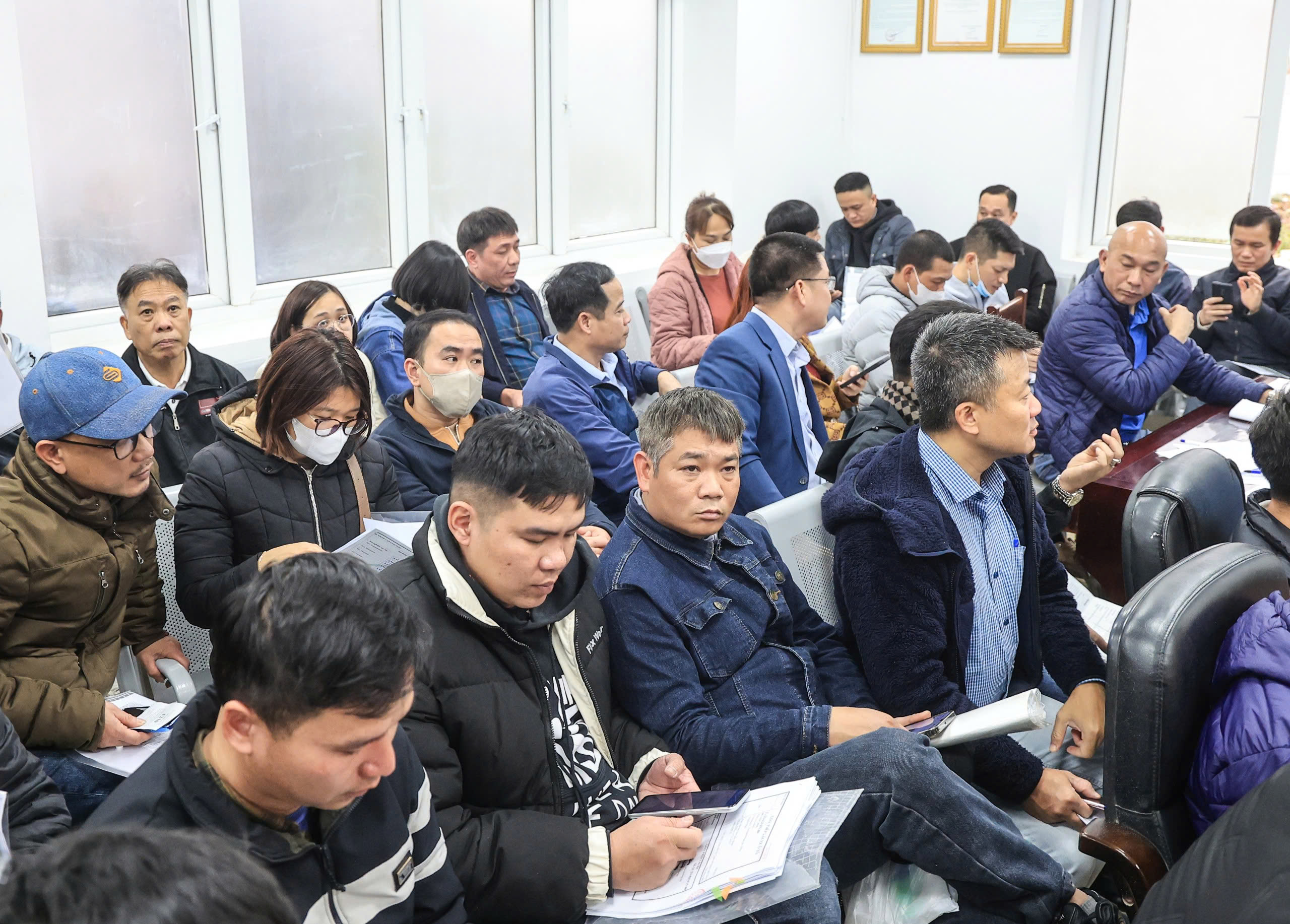 Hà Nội: Người dân xếp hàng dài chờ cấp đổi giấy phép lái xe- Ảnh 7. Hà Nội: Người dân xếp hàng dài chờ cấp đổi giấy phép lái xe- Ảnh 7.