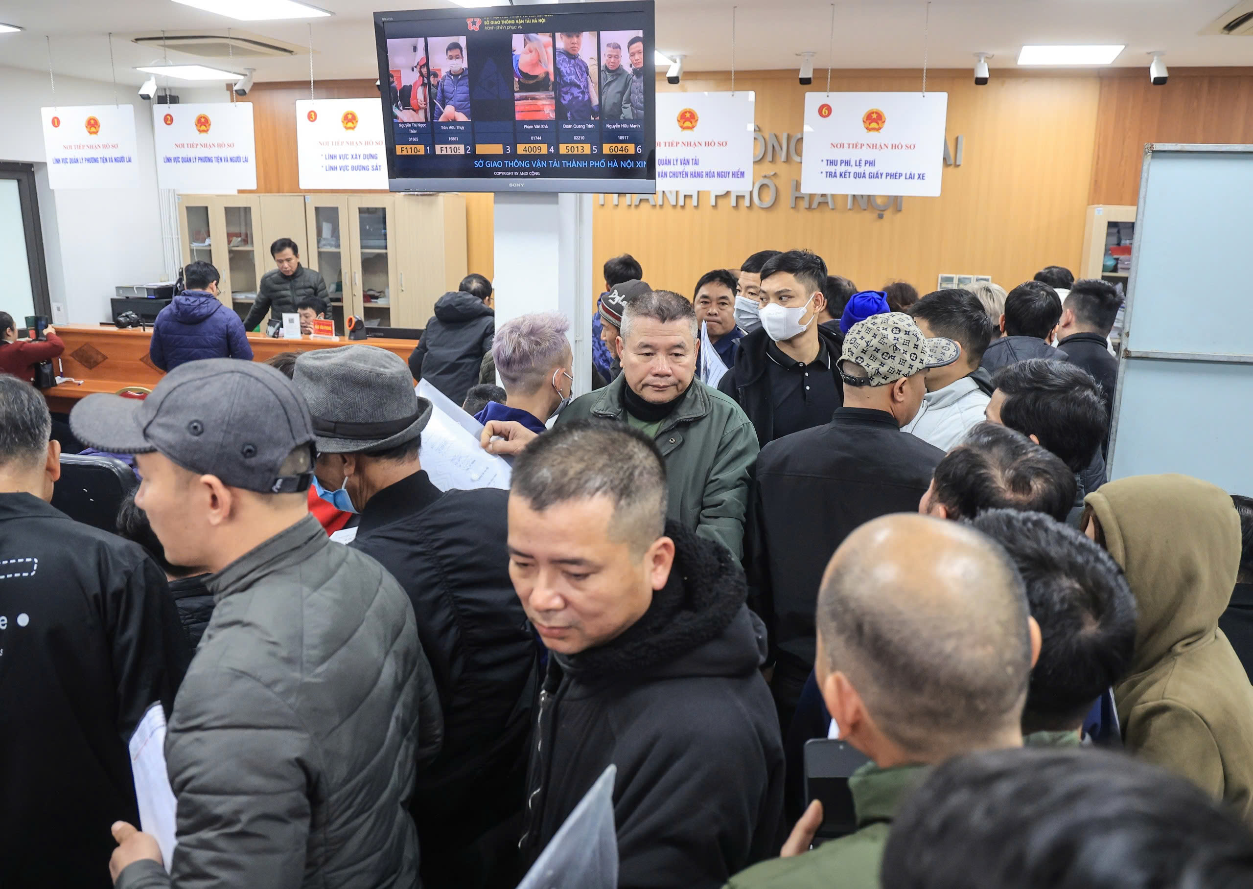 Hà Nội: Người dân xếp hàng dài chờ cấp đổi giấy phép lái xe- Ảnh 6. Hà Nội: Người dân xếp hàng dài chờ cấp đổi giấy phép lái xe- Ảnh 6.