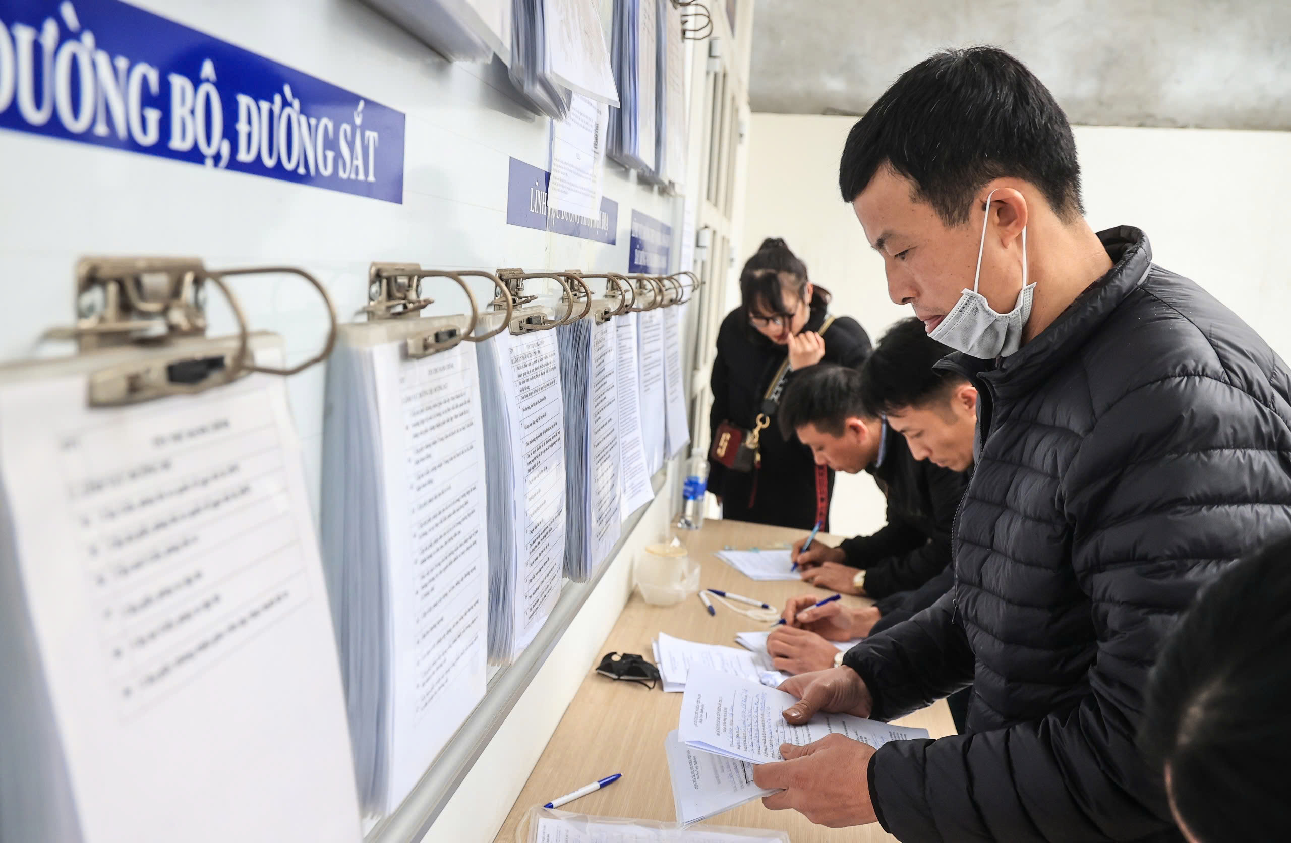 Hà Nội: Người dân xếp hàng dài chờ cấp đổi giấy phép lái xe- Ảnh 5. Hà Nội: Người dân xếp hàng dài chờ cấp đổi giấy phép lái xe- Ảnh 5.