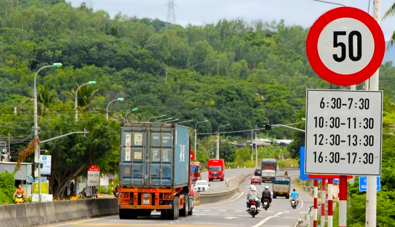 Cục Đường bộ y&ecirc;u cầu loại bỏ ngay c&aacute;c biển b&aacute;o kh&ocirc;ng cần thiết- Ảnh 1.