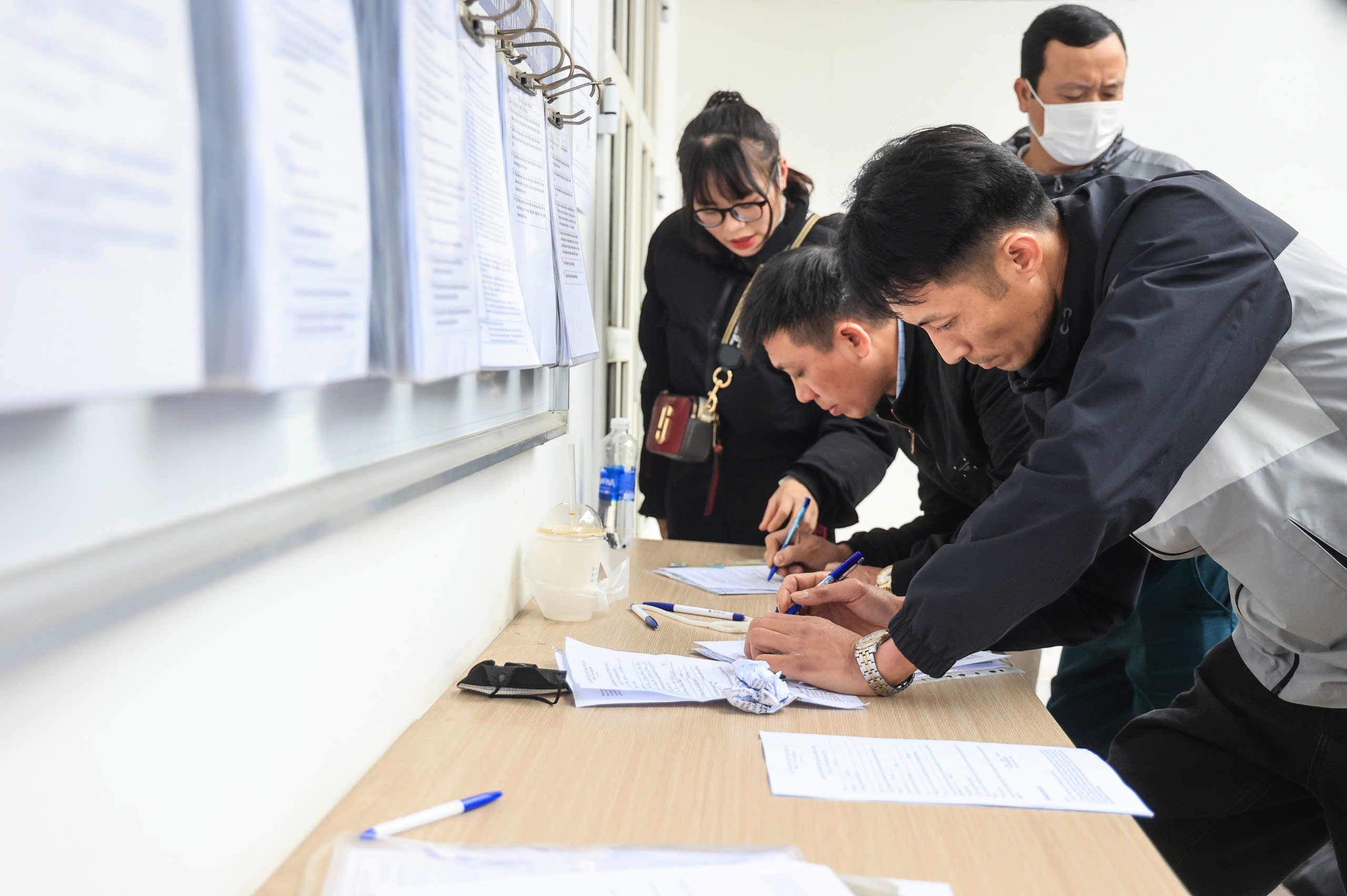 Hà Nội: Người dân xếp hàng dài chờ cấp đổi giấy phép lái xe- Ảnh 4. Hà Nội: Người dân xếp hàng dài chờ cấp đổi giấy phép lái xe- Ảnh 4.