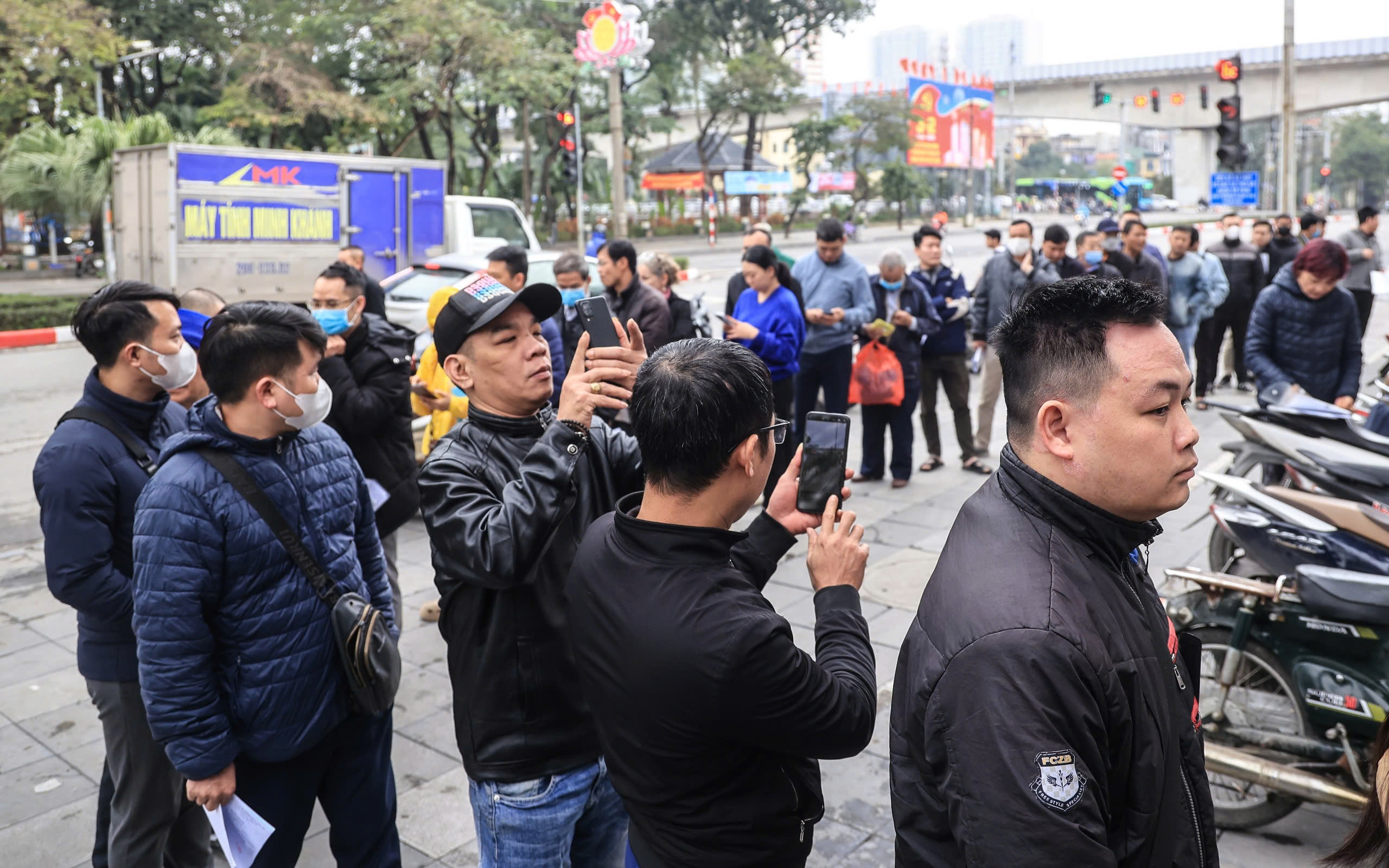 Hà Nội: Người dân xếp hàng dài chờ cấp đổi giấy phép lái xe- Ảnh 1. Hà Nội: Người dân xếp hàng dài chờ cấp đổi giấy phép lái xe- Ảnh 1.