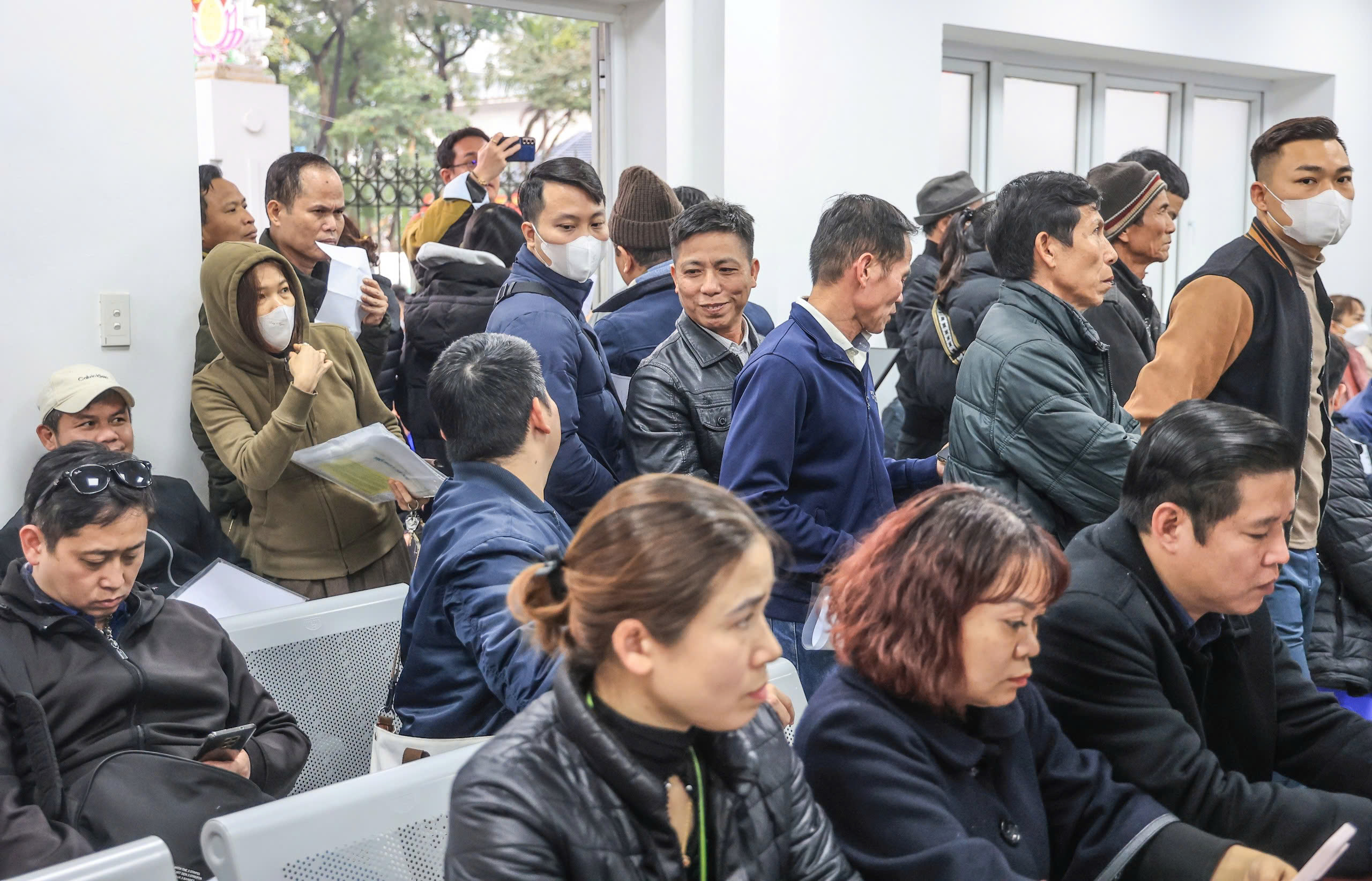 Hà Nội: Người dân xếp hàng dài chờ cấp đổi giấy phép lái xe- Ảnh 8. Hà Nội: Người dân xếp hàng dài chờ cấp đổi giấy phép lái xe- Ảnh 8.