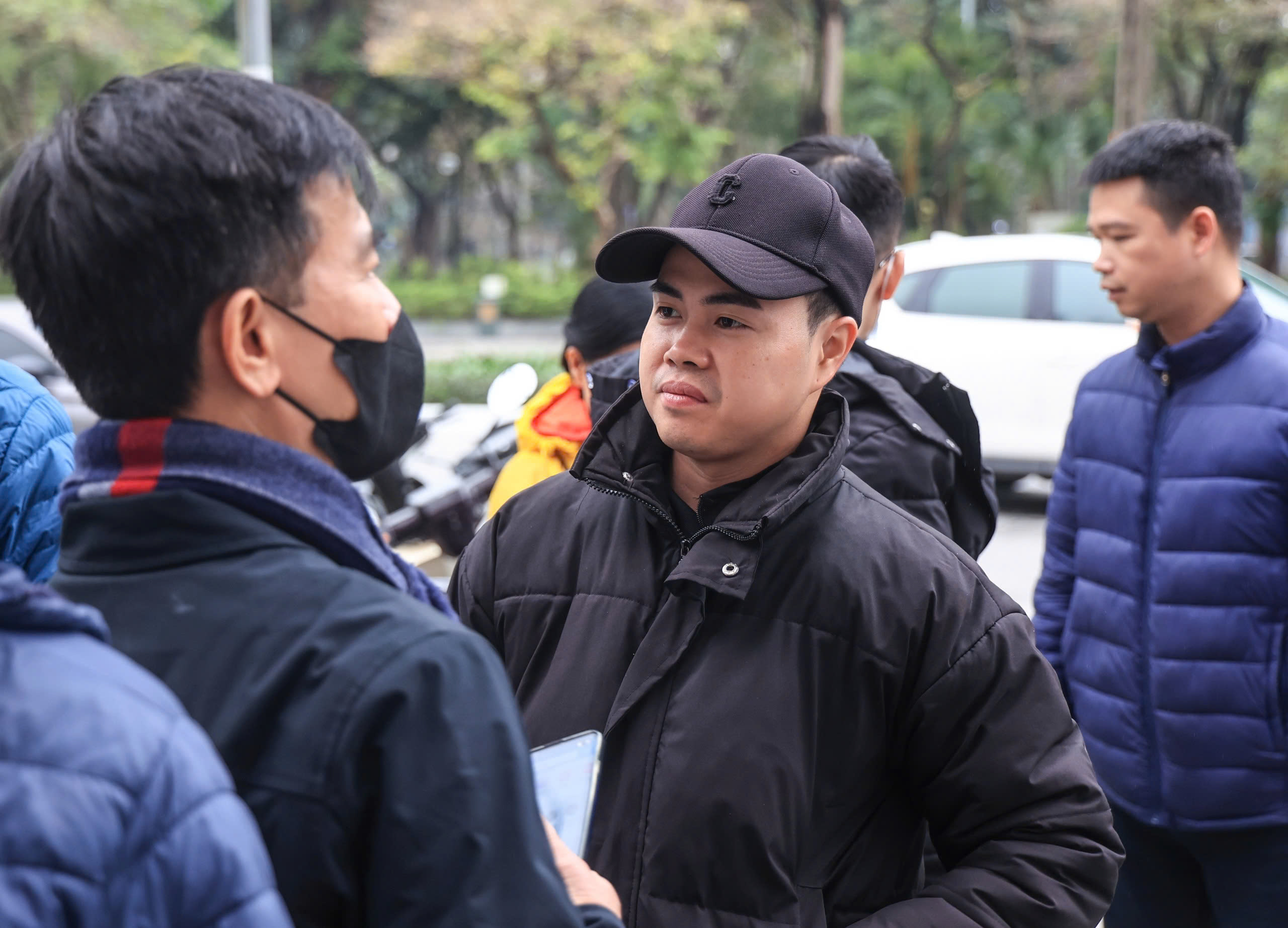 Hà Nội: Người dân xếp hàng dài chờ cấp đổi giấy phép lái xe- Ảnh 11. Hà Nội: Người dân xếp hàng dài chờ cấp đổi giấy phép lái xe- Ảnh 11.