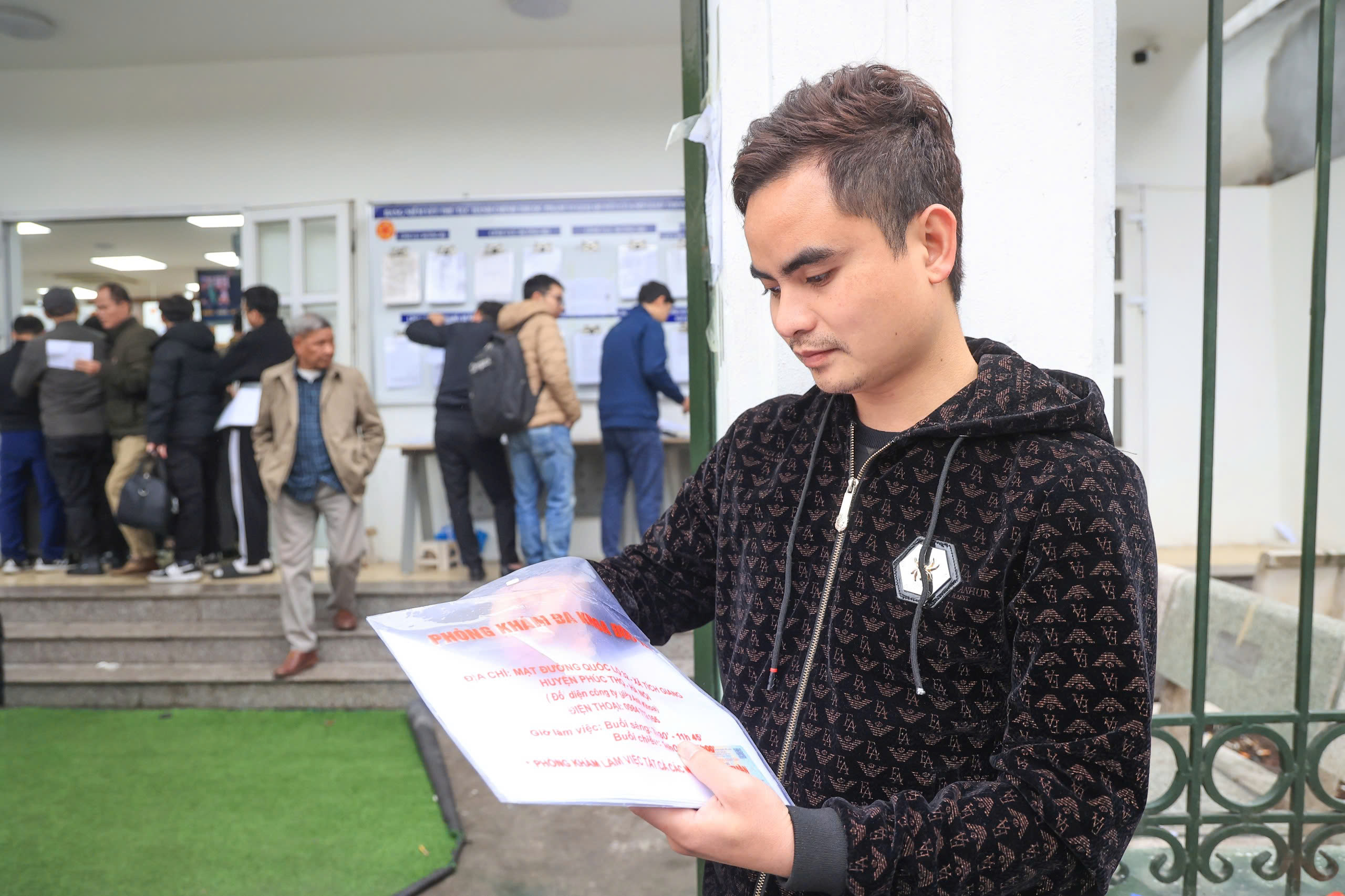 Hà Nội: Người dân xếp hàng dài chờ cấp đổi giấy phép lái xe- Ảnh 10. Hà Nội: Người dân xếp hàng dài chờ cấp đổi giấy phép lái xe- Ảnh 10.