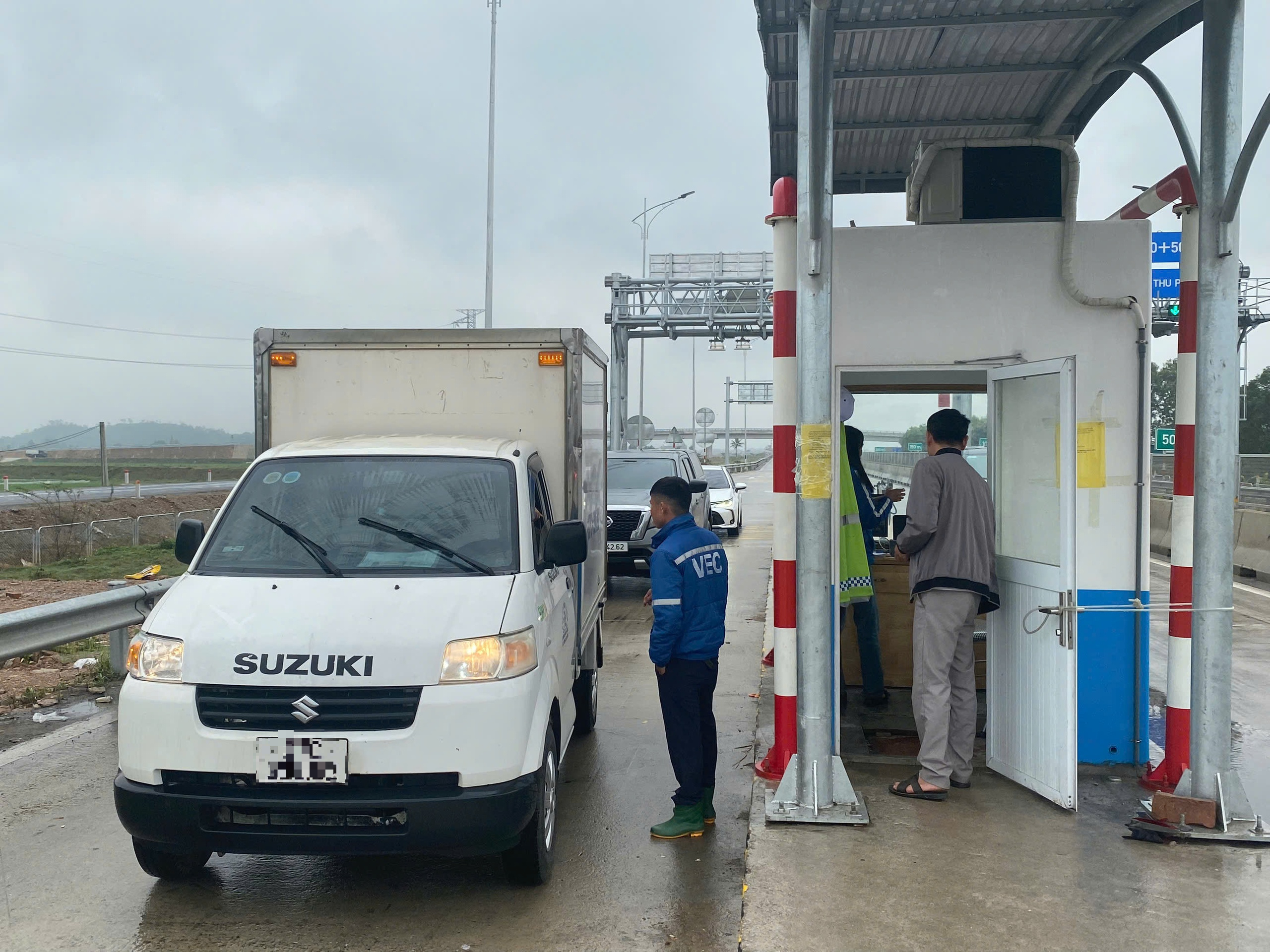 Nguy cơ ách tắc cao tốc Diễn Châu - Bãi Vọt vì tài xế quên nộp tiền vào tài khoản VETC- Ảnh 5. Nguy cơ ách tắc cao tốc Diễn Châu - Bãi Vọt vì tài xế quên nộp tiền vào tài khoản VETC- Ảnh 5.