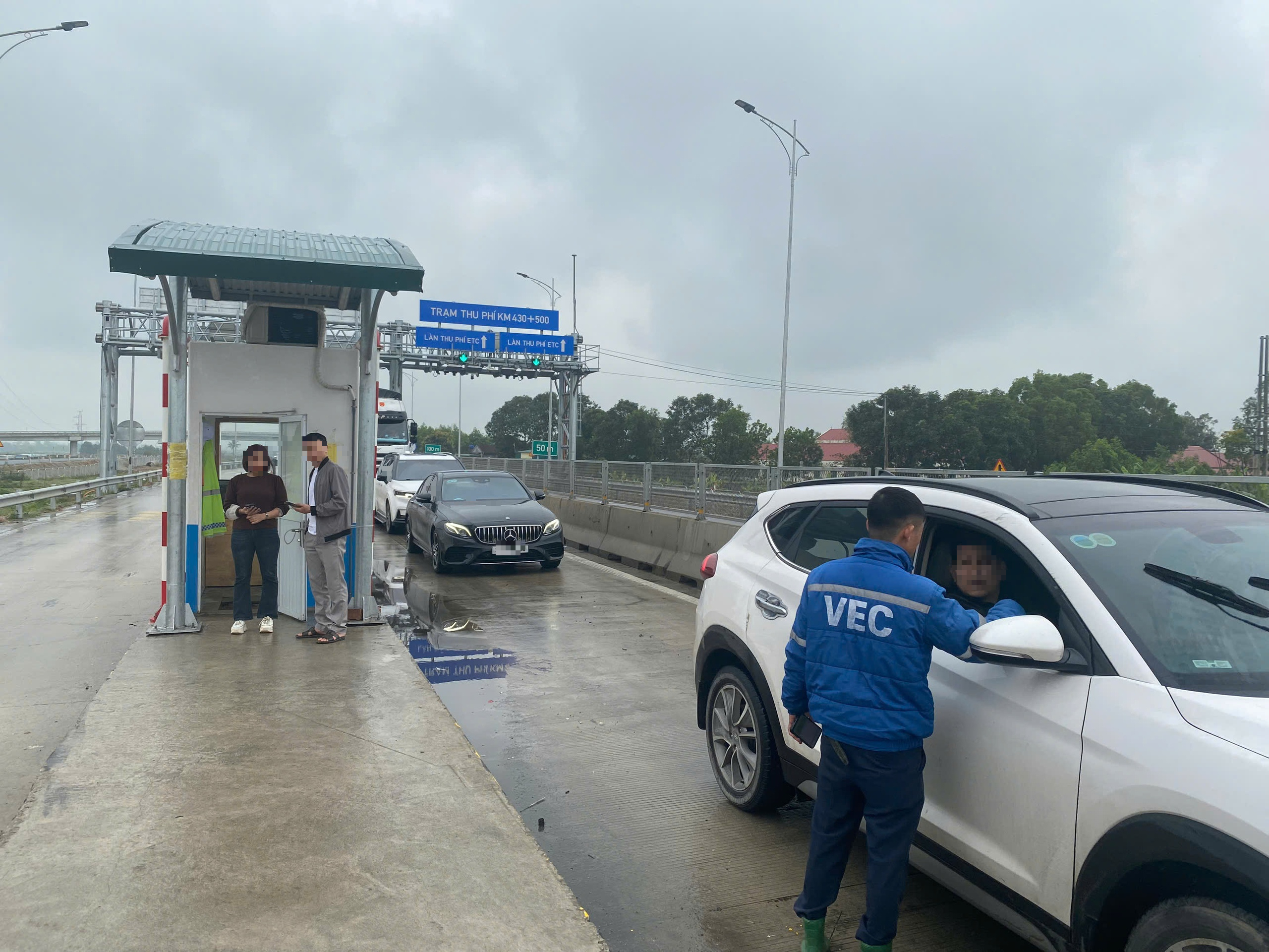 Nguy cơ ách tắc cao tốc Diễn Châu - Bãi Vọt vì tài xế quên nộp tiền vào tài khoản VETC- Ảnh 1. Nguy cơ ách tắc cao tốc Diễn Châu - Bãi Vọt vì tài xế quên nộp tiền vào tài khoản VETC- Ảnh 1.