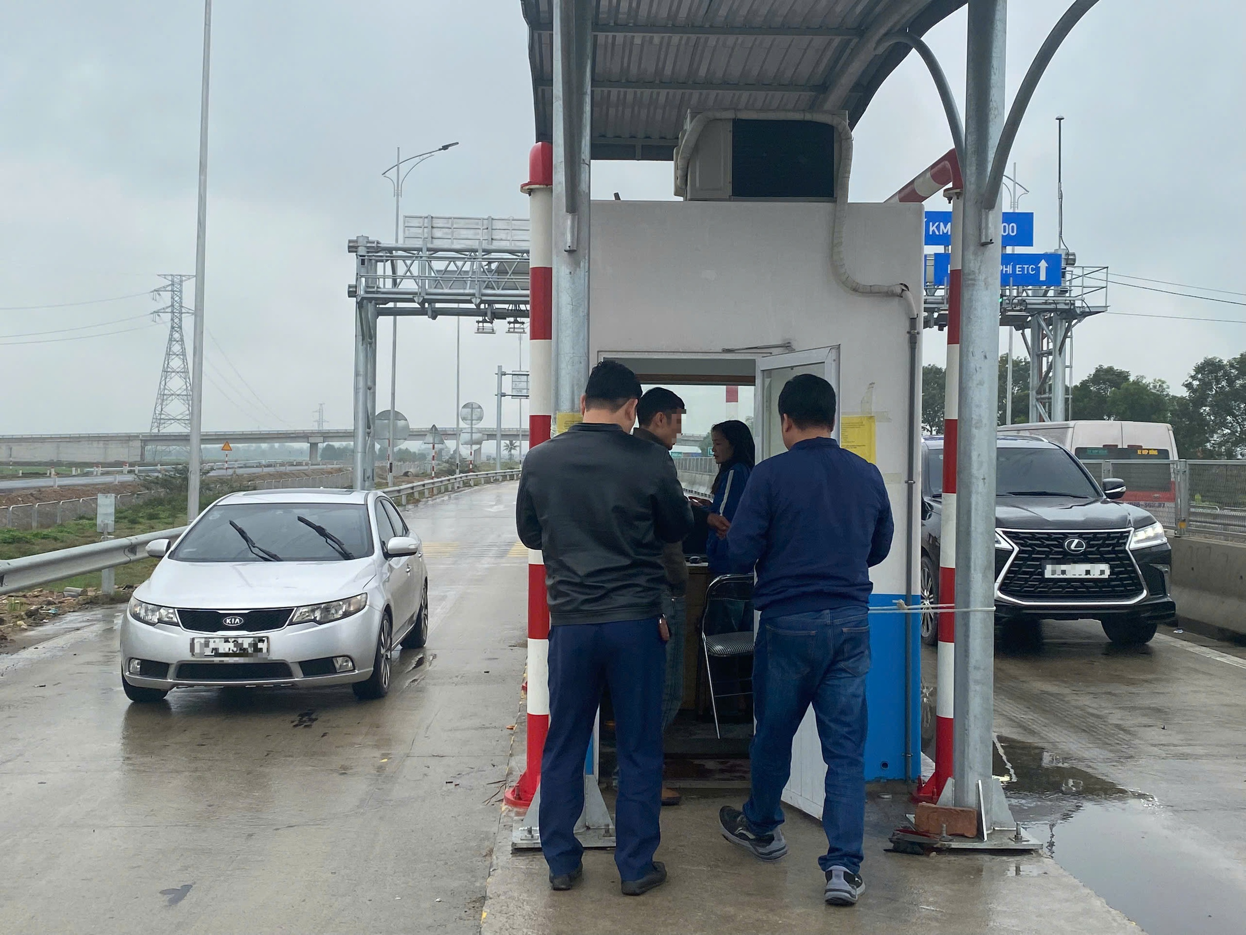 Nguy cơ ách tắc cao tốc Diễn Châu - Bãi Vọt vì tài xế quên nộp tiền vào tài khoản VETC- Ảnh 4. Nguy cơ ách tắc cao tốc Diễn Châu - Bãi Vọt vì tài xế quên nộp tiền vào tài khoản VETC- Ảnh 4.