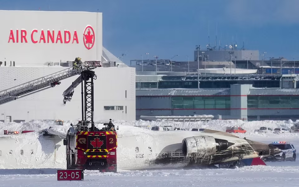 M&aacute;y bay chở 80 người bị lật &uacute;p tại s&acirc;n bay Canada, 18 người bị thương