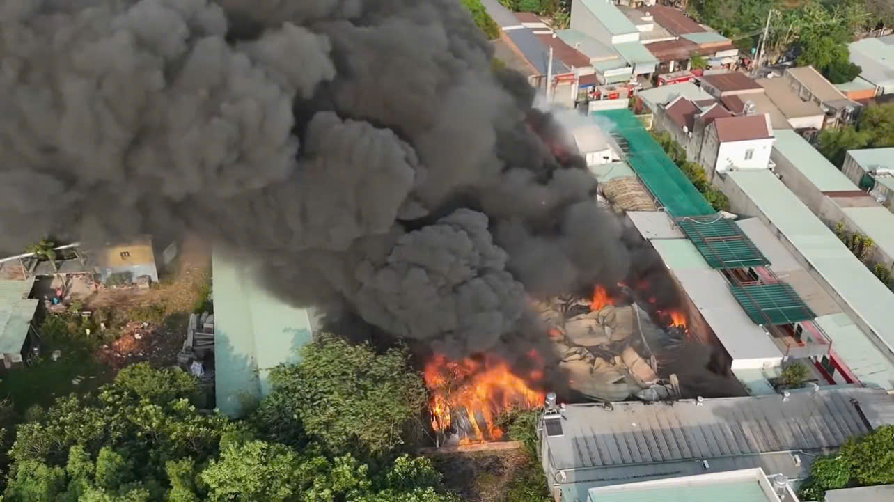 Cháy bãi phế liệu ở Bình Dương, một trường tiểu học phải sơ tán học sinh- Ảnh 1. Cháy bãi phế liệu ở Bình Dương, một trường tiểu học phải sơ tán học sinh- Ảnh 1.