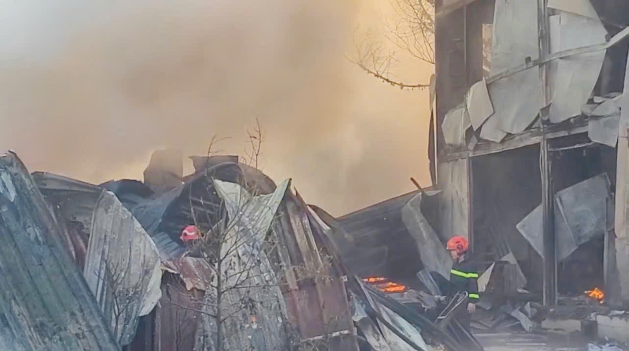 Cháy bãi phế liệu ở Bình Dương, một trường tiểu học phải sơ tán học sinh- Ảnh 2. Cháy bãi phế liệu ở Bình Dương, một trường tiểu học phải sơ tán học sinh- Ảnh 2.