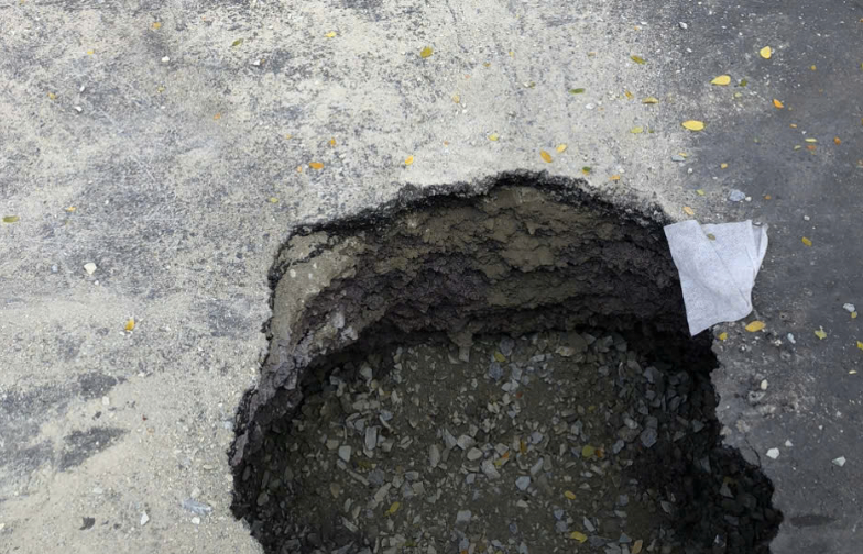 Xử l&yacute; nhanh hố s&acirc;u xuất hiện tr&ecirc;n QL51 g&acirc;y mất ATGT- Ảnh 3.