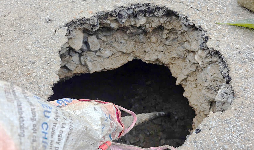 Xuất hiện hố sụt l&uacute;n lớn giữa huyện lộ 8 qua H&agrave; Tĩnh- Ảnh 1.