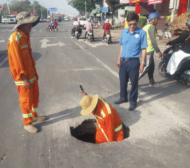 Xử l&yacute; nhanh hố s&acirc;u xuất hiện tr&ecirc;n QL51 g&acirc;y mất ATGT- Ảnh 2.