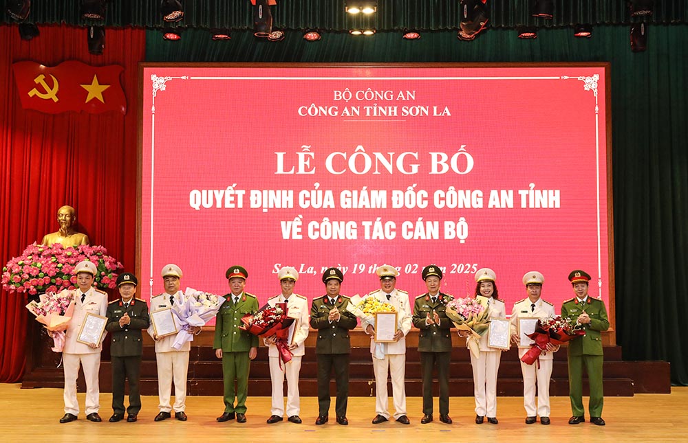 21 l&atilde;nh đạo cấp ph&ograve;ng C&ocirc;ng an tỉnh Sơn La xin nghỉ hưu trước tuổi- Ảnh 2.