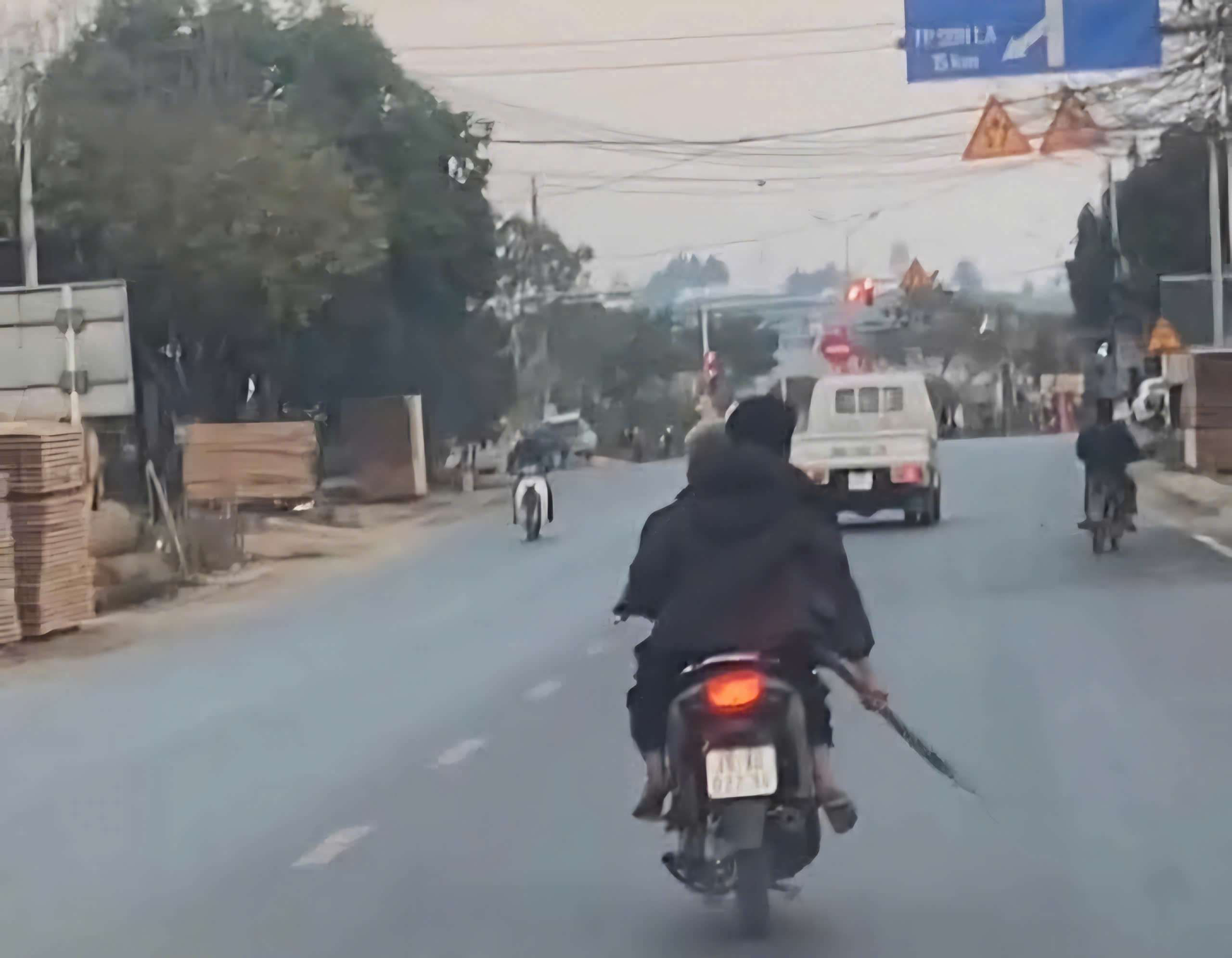 Triệu tập 2 thanh ni&ecirc;n cầm hung kh&iacute;, chạy xe đ&aacute;nh v&otilde;ng tr&ecirc;n đường- Ảnh 1.