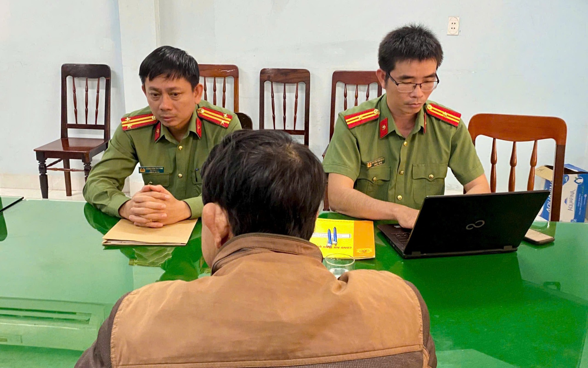 Đăng tải thông tin sai sự thật về nguyên Giám đốc Công an TP.HCM, hai TikToker bị bắt- Ảnh 4. Người đàn ông bị phạt 7,5 triệu vì chia sẻ thông tin xuyên tạc, xúc phạm lãnh đạo Đảng