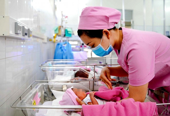 Bộ Ch&iacute;nh trị y&ecirc;u cầu kh&ocirc;ng kỷ luật đảng vi&ecirc;n sinh con thứ ba trở l&ecirc;n- Ảnh 1.