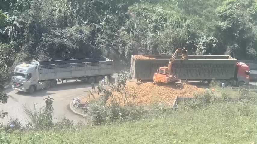 Th&ocirc;ng tuyến QL15D l&ecirc;n cửa khẩu La Lay sau vụ xe chở củ m&igrave; bị lật- Ảnh 1.