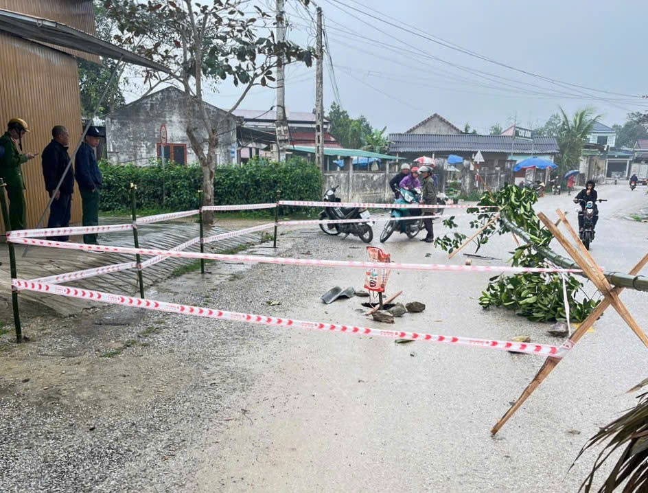 Xuất hiện hố sụt l&uacute;n lớn giữa huyện lộ 8 qua H&agrave; Tĩnh- Ảnh 2.